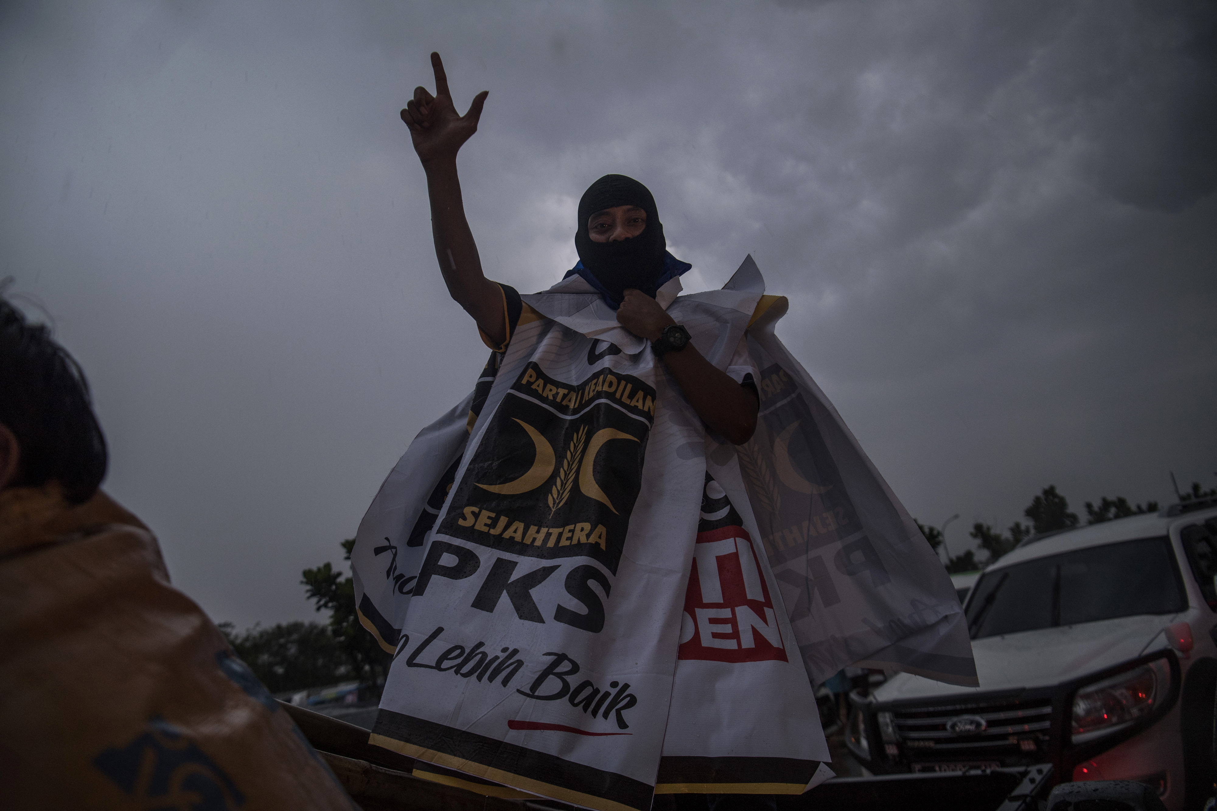 Simpatisan Partai Keadilan Sejahtera (PKS) saat mengikuti kampanye terbuka pada Pemilu serentak 2019, di Cibinong, Bogor, Jawa Barat.