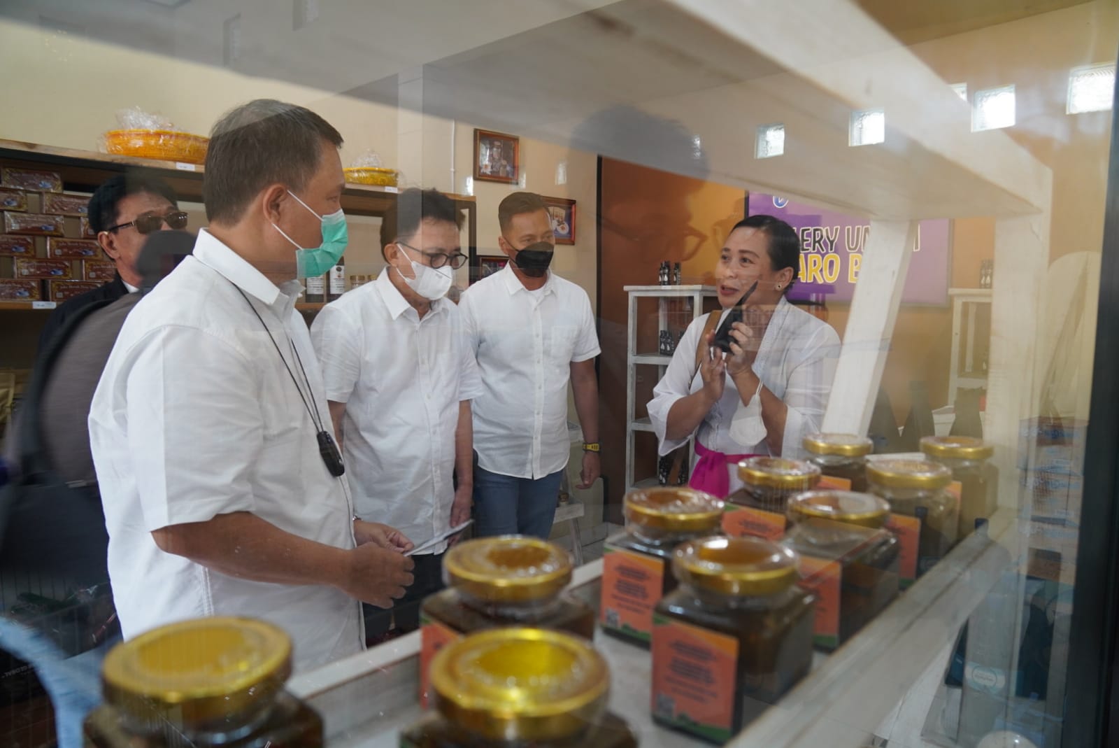 Ketua Dewan Pengurus AAJI, Budi Tampubolon (masker hijau) saat mengunjungi produk lokal di BUMDes Sarwada Amertha Desa Taro, Gianyar,Bali.