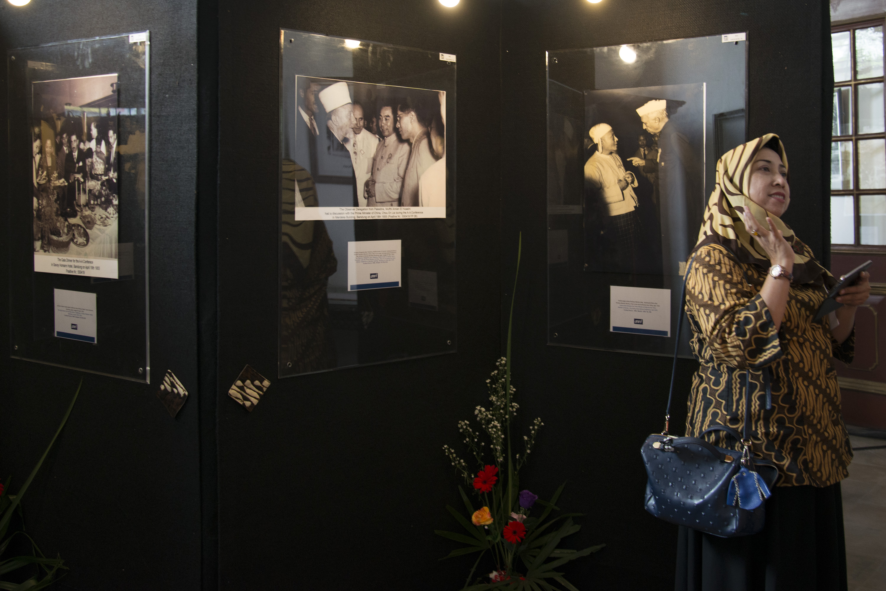 Pengunjung melihat sejumlah arsip foto KAA 1955 yang dipamerkan di Gedung Arsip Nasional, Jakarta pada 2016