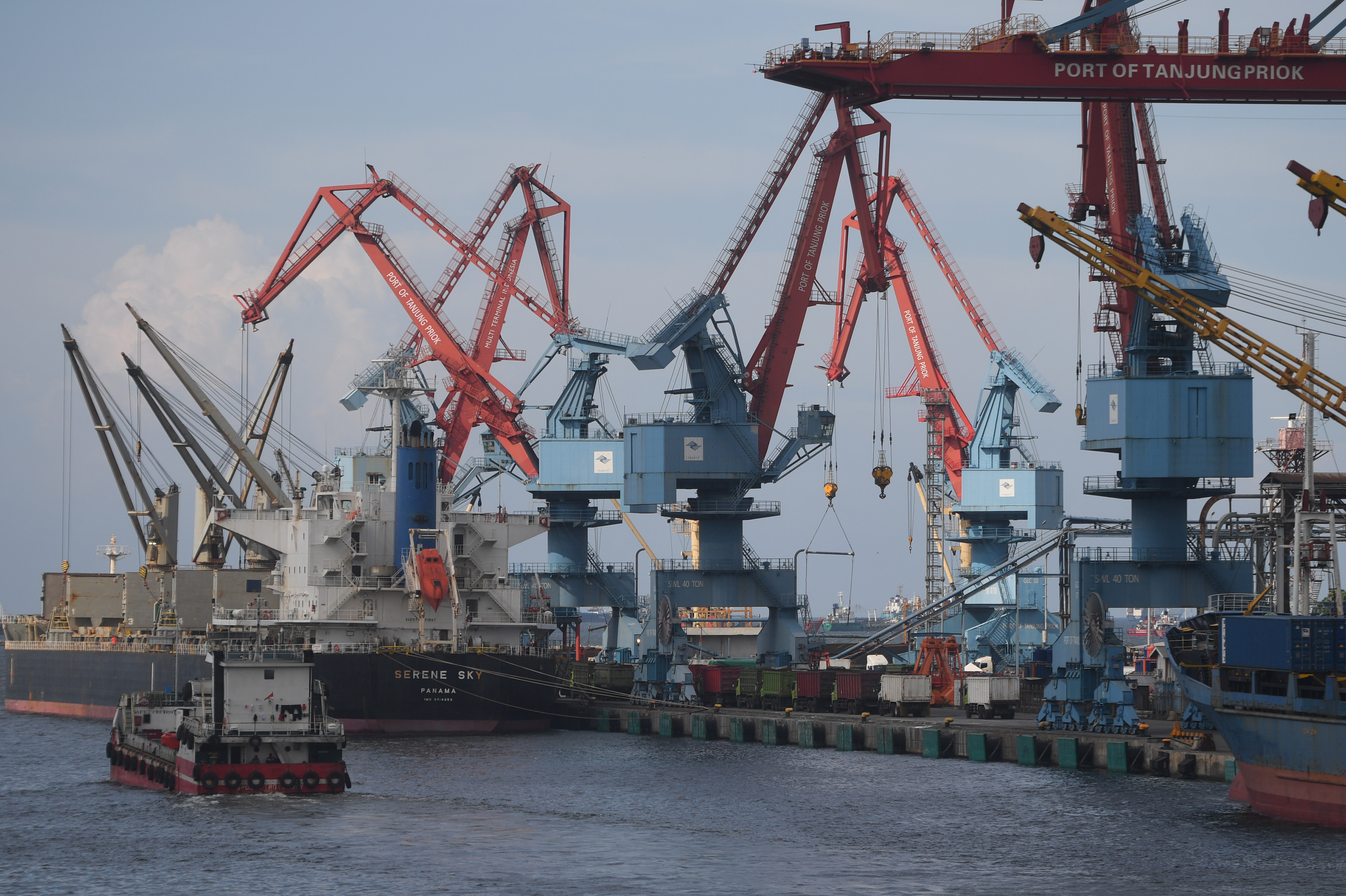 Suasana aktivitas di Pelabuhan Tanjung Priok, Jakarta