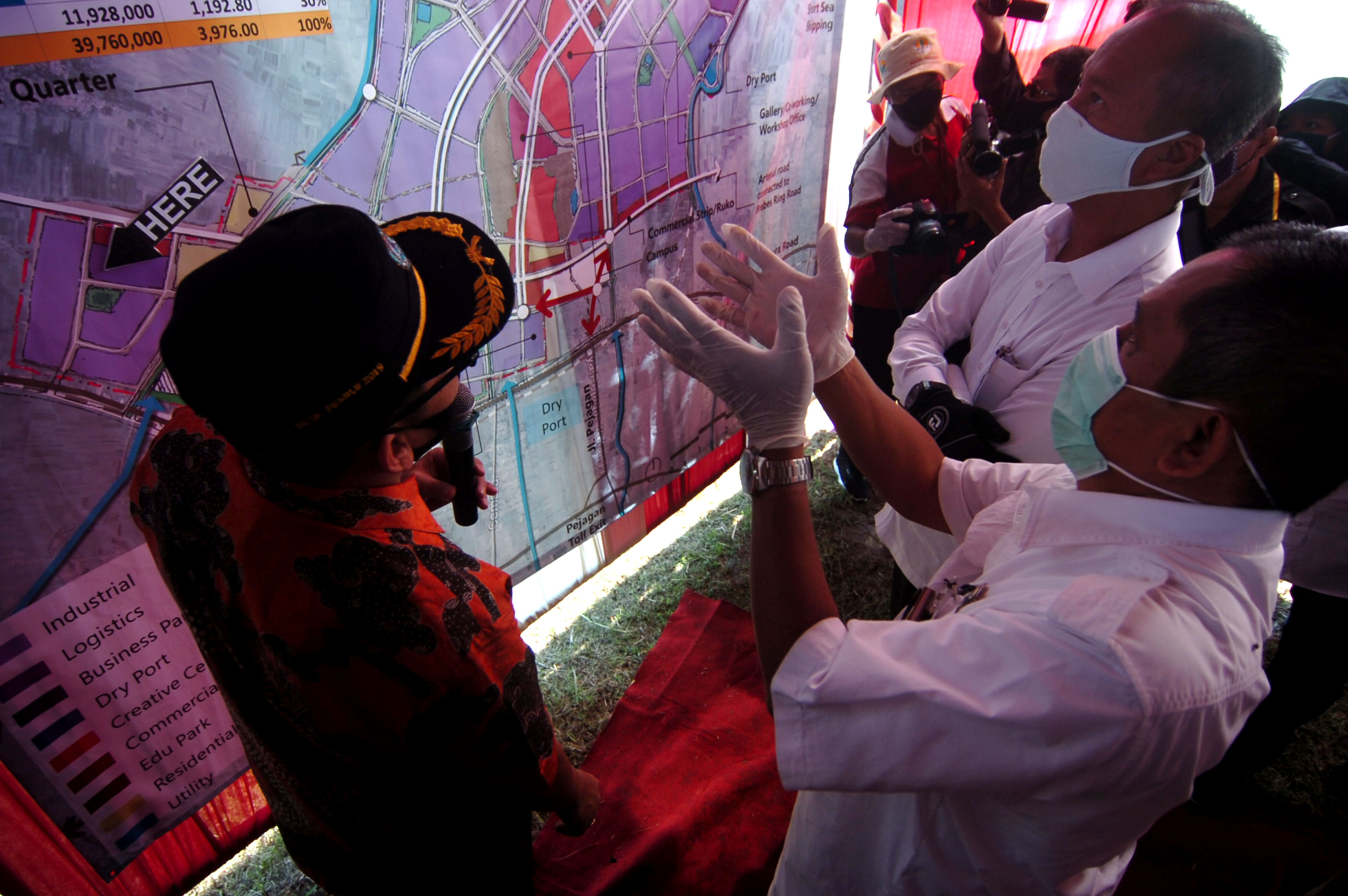 Menteri Perindustrian Agus Gumiwang Kartasasmita (kedua kanan) memperhatikan peta pembangunan pabrik saat meninjau Kawasan Industri Brebes (