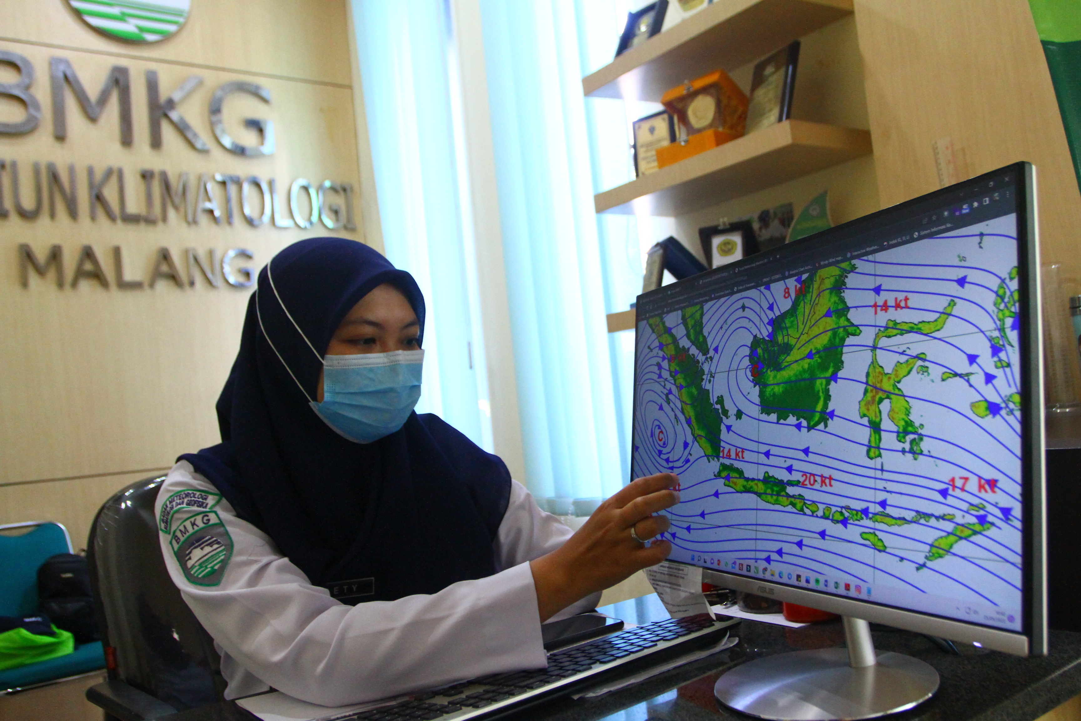 etugas Badan Meteorologi Klimatologi dan Geofisika (BMKG) memantau pergerakan aliran angin siklonik di Stasiun Klimatologi BMKG Karangploso,