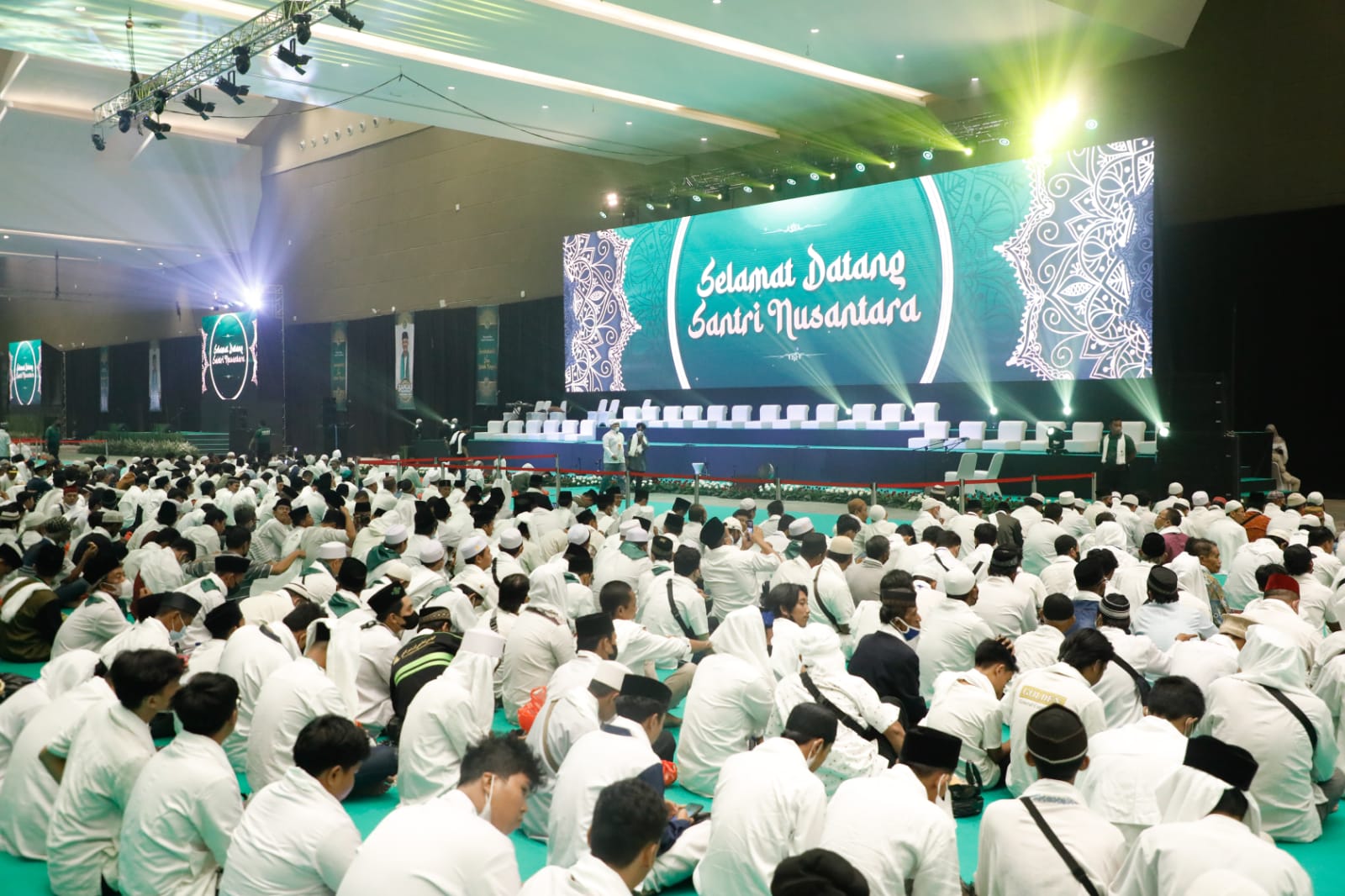 Himpunan Santri Nusantara (Hisnu) menggelar sholawat dan doa bersama untuk kebaikan Bangsa dan Negara Indonesia di JiExpo Kemayoran, Jakarta