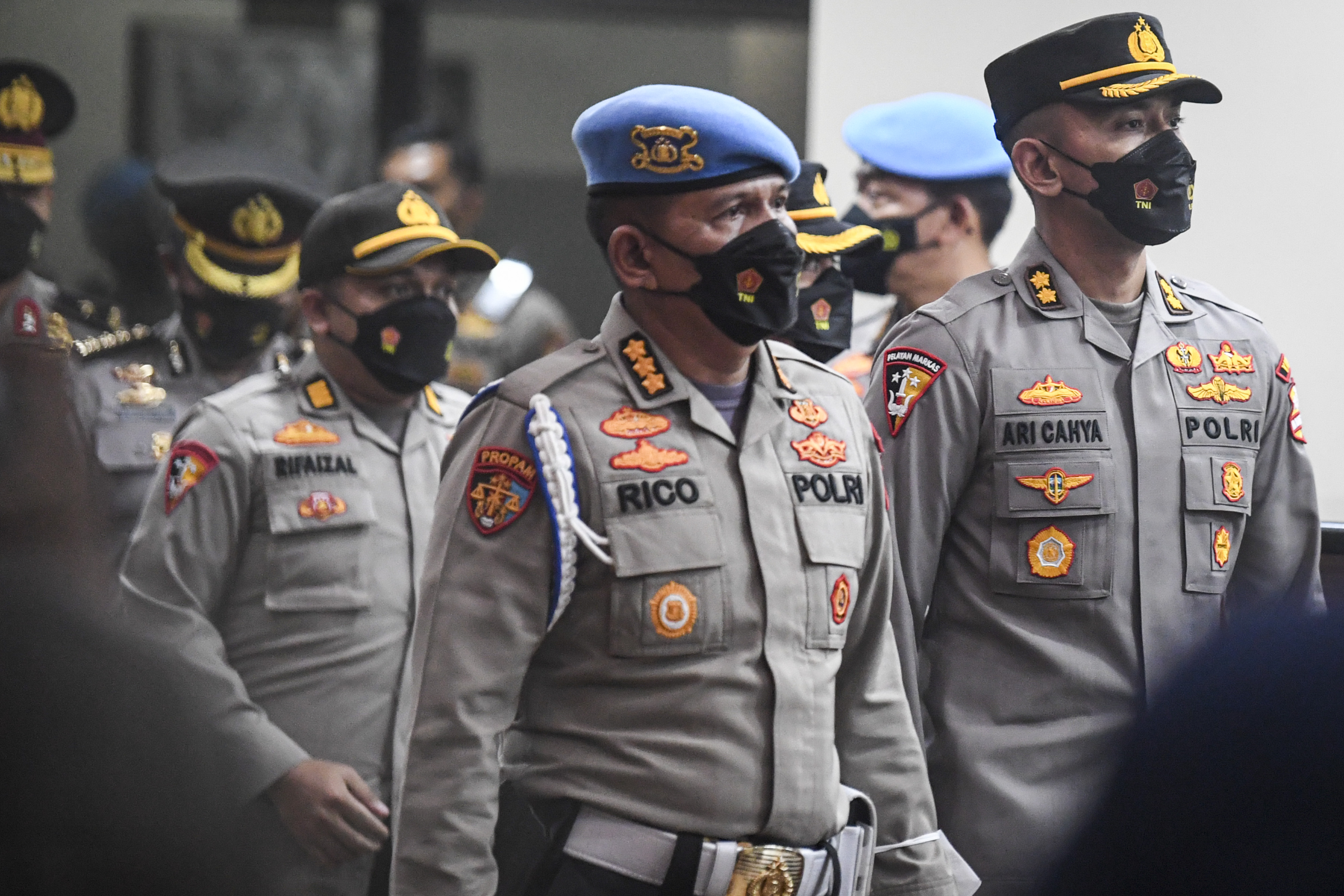 Sejumlah saksi dari sidang KKEP atas mantan Kadiv Propam Polri Irjen Ferdy Sambo memasuki ruangan  di Gedung TNCC Mabes Polri, Jakarta.