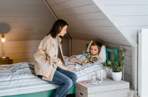 Ilustrasi - orang tua bersama anaknya yang sedang sakit 