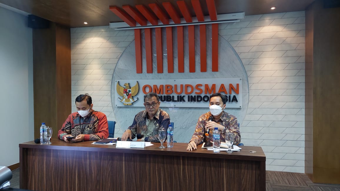 Anggota Ombudsman Indraza Marzuki Rais (tengah) saat menyampaikan evaluasi PPDB 2021/2022, Kamis (25/8).