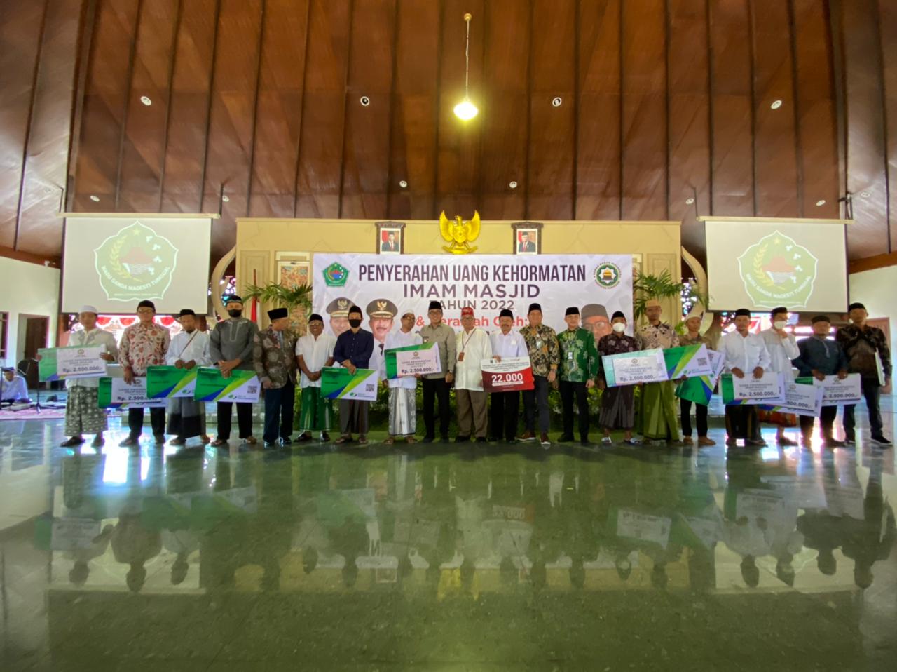 Penyerahan Jaminan Sosial ketenagakerjaan bagi Imam Masjid di Jawa Timur