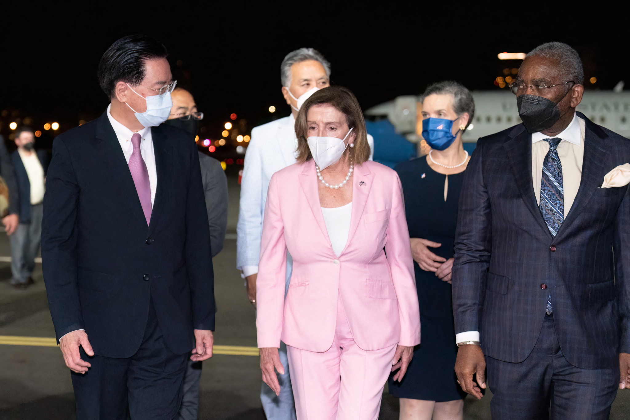 Ketua DPR Amerika Serikat Nancy Pelosi disambut di Bandara Sungshan di Taipei, Rabu (3/8/2022)