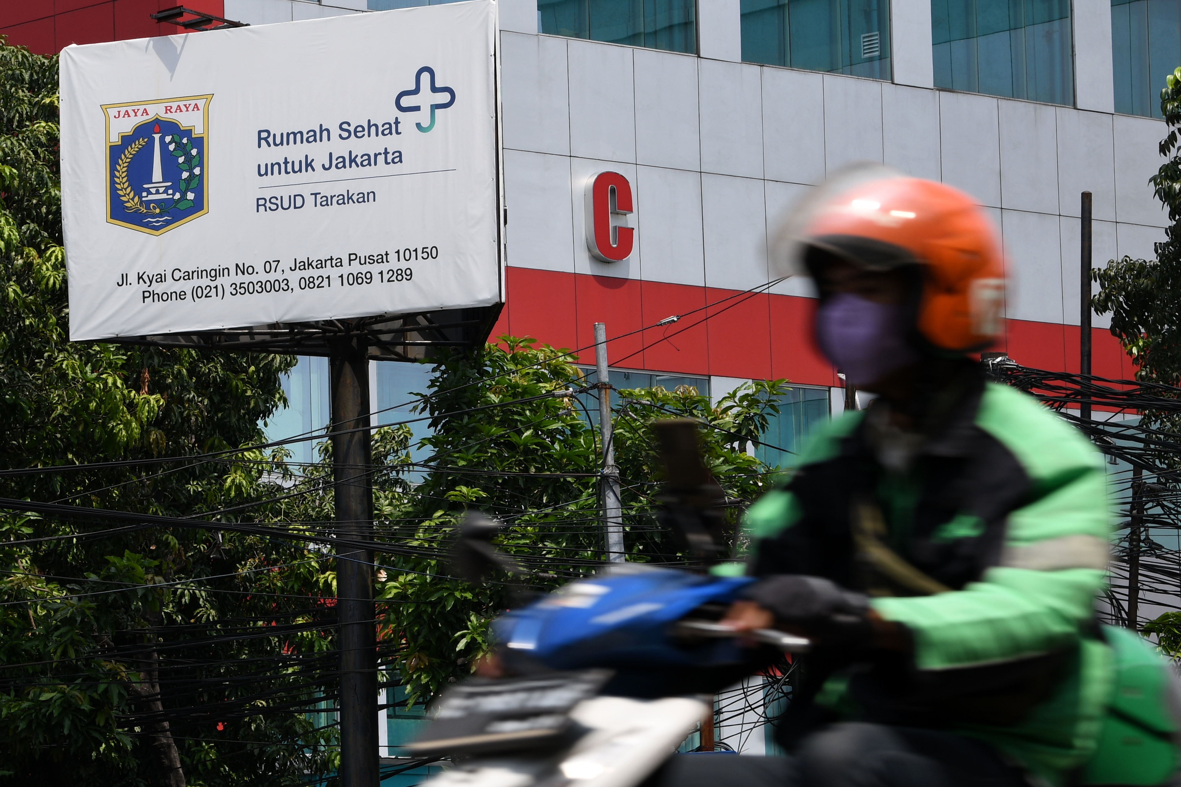 Pengendara sepeda motor melintas di depan Rumah Sehat Untuk Jakarta (RSUD) Tarakan, Cideng, Jakarta.
