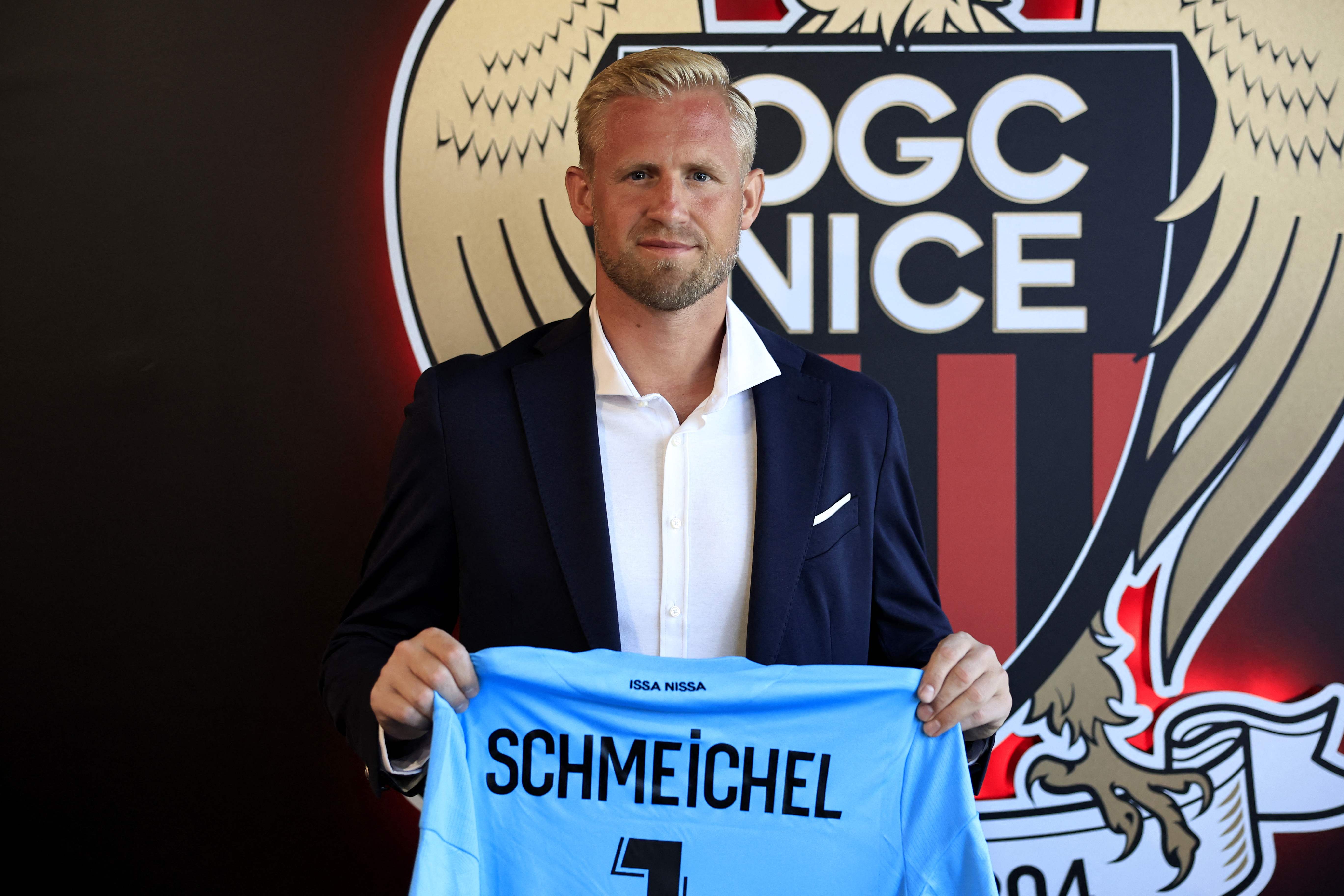Kiper Kasper Schmeichel ketika diperkenalkan sebagai pemain Nice.