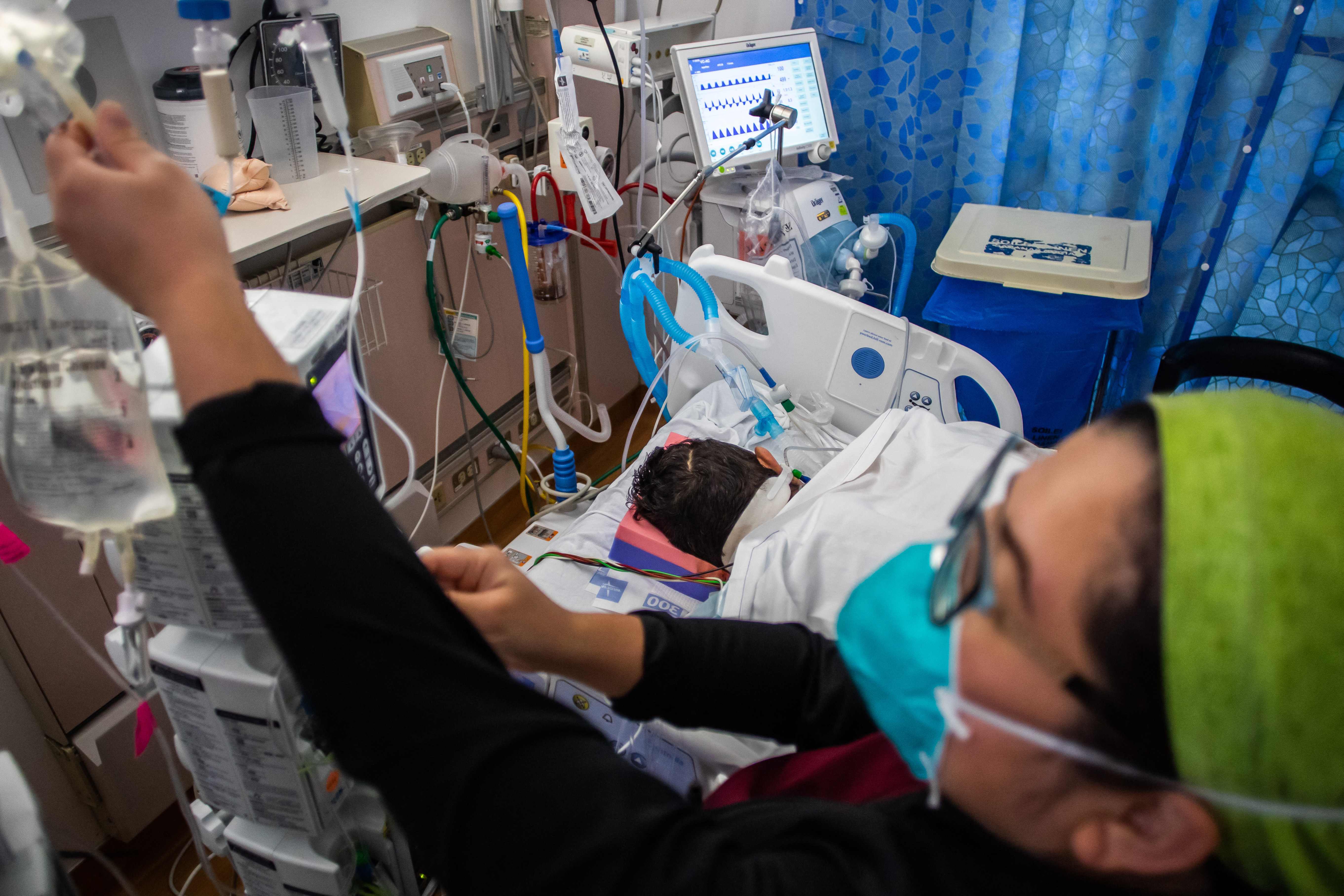 Seorang nakes memeriksa kondisi seorang pasien covid-19 di California, Amerika Serikat.