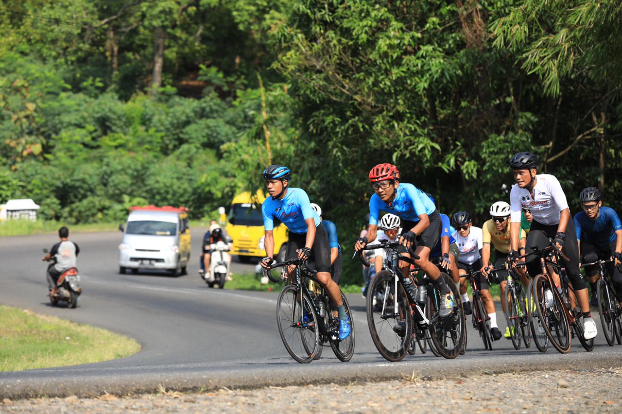  Pesepeda di Kudus sesaat melakukan cek rute bersama penitia Sukun Tour de Muria.