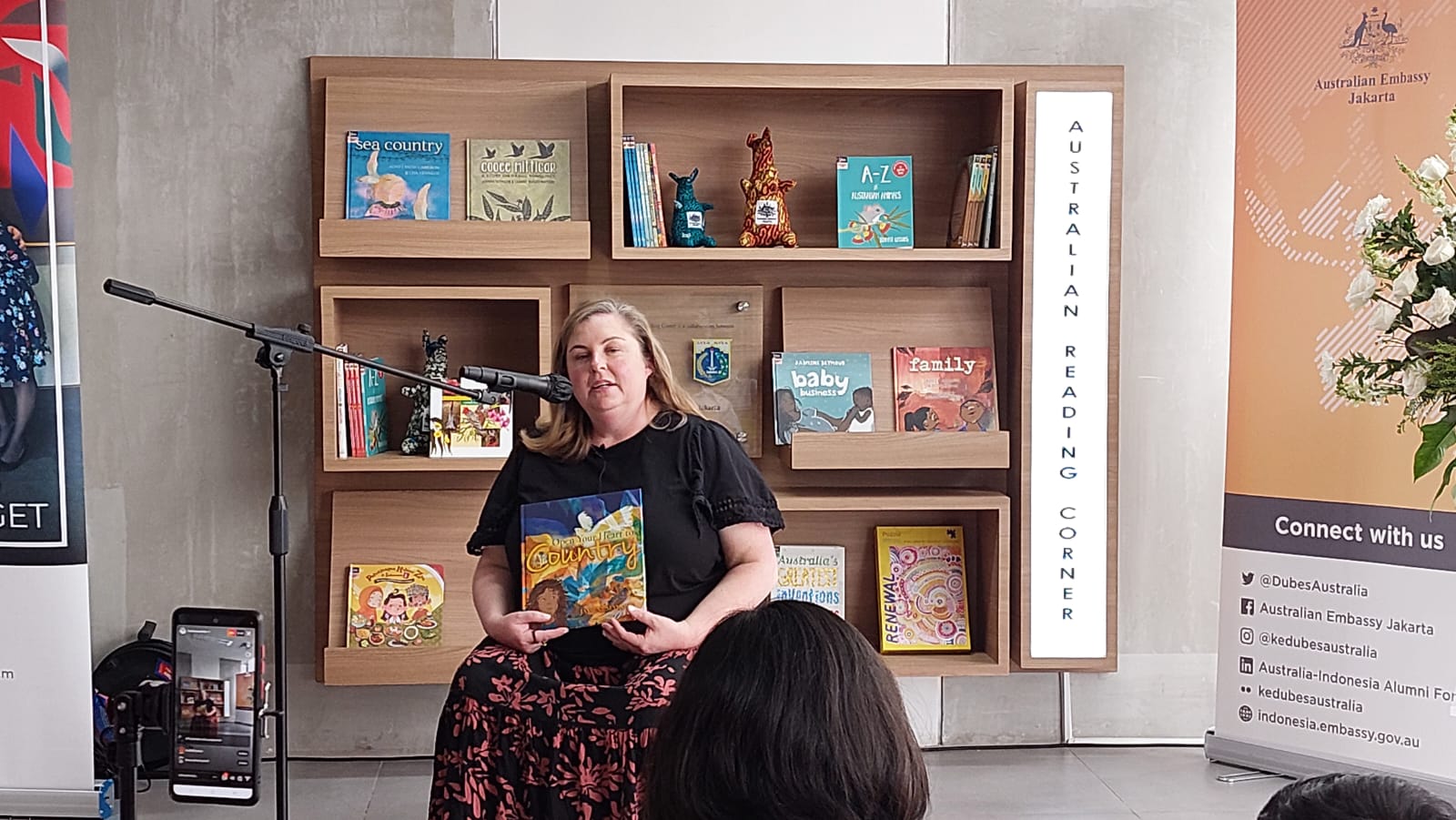 Penulis dan ilustrator Australia Jasmine Seymour