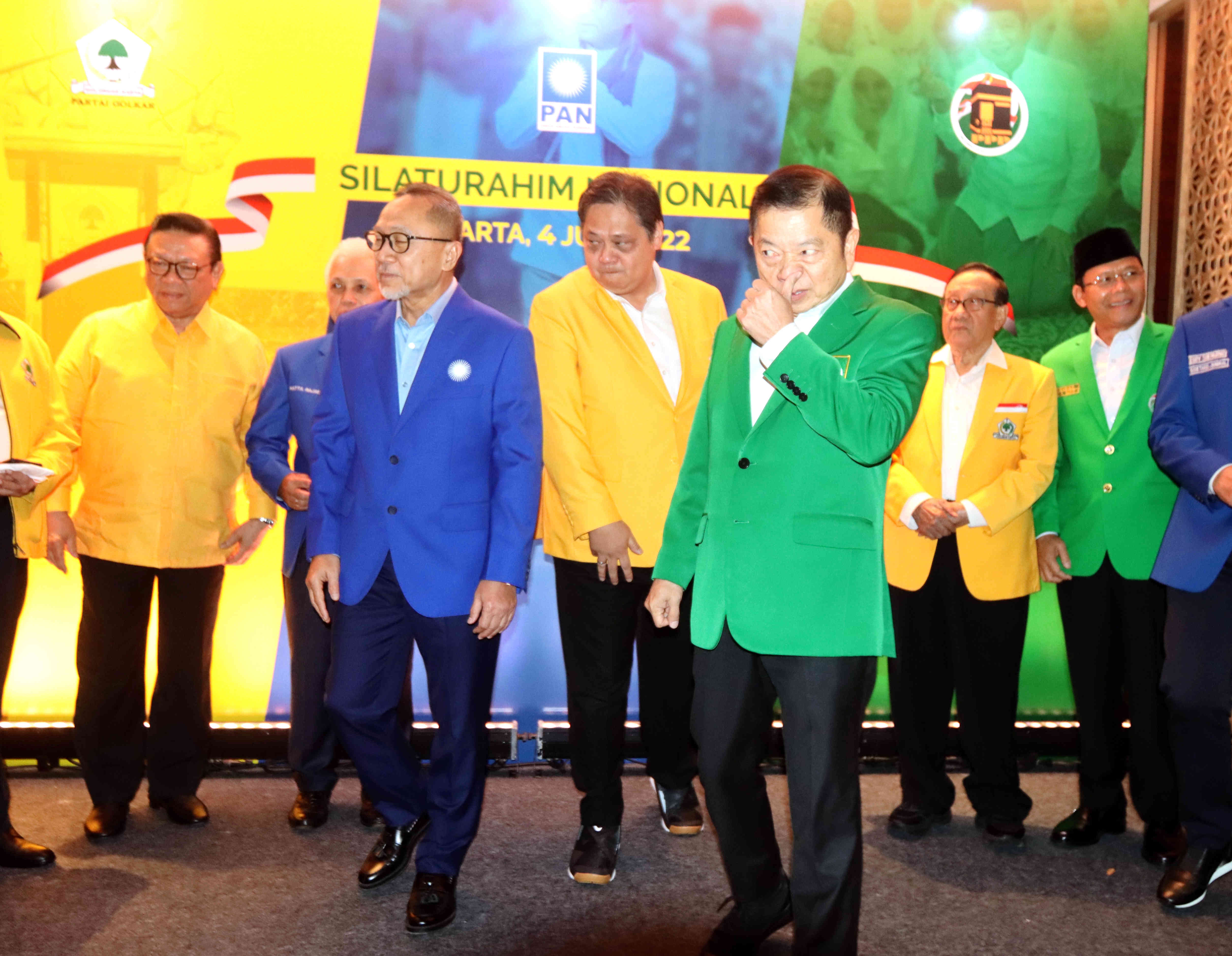  Ketua Umum Golkar Airlangga Hartarto bersama Ketua Umum Partai Amanat Nasional (PAN) Zulkifli Hasan dan Ketum PPP Suharso Monoarfa