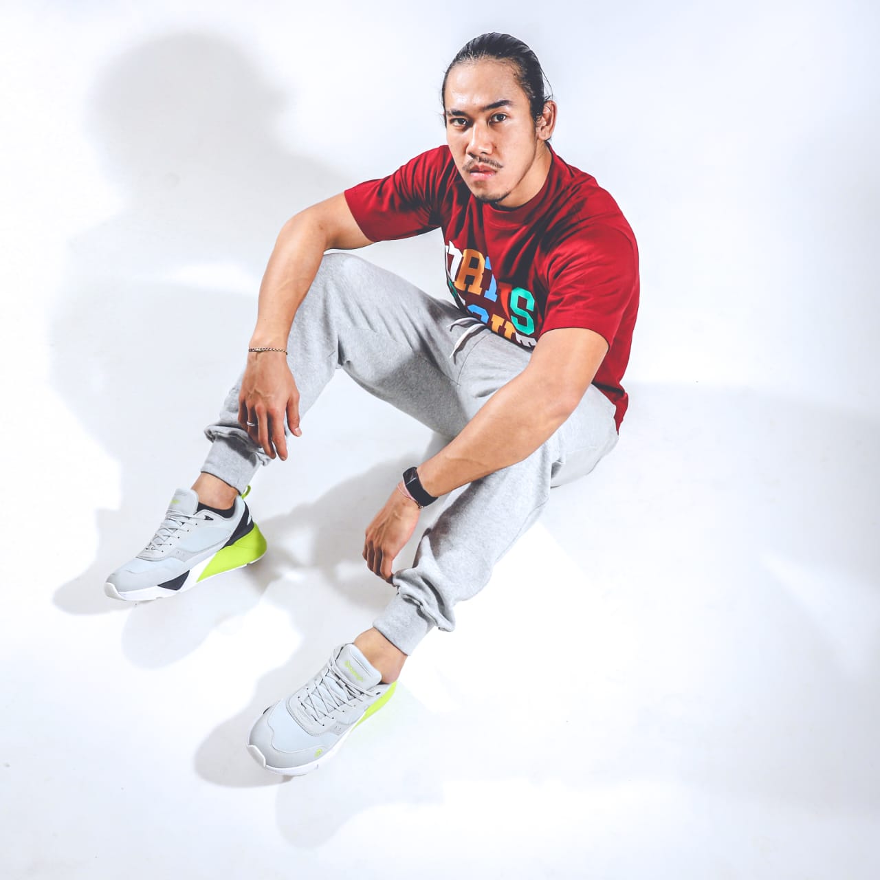 Pesepak bola Ryuji Utomo menggunakan sneakers Montreal hasil kerja sama dirinya dengan Ortuseight