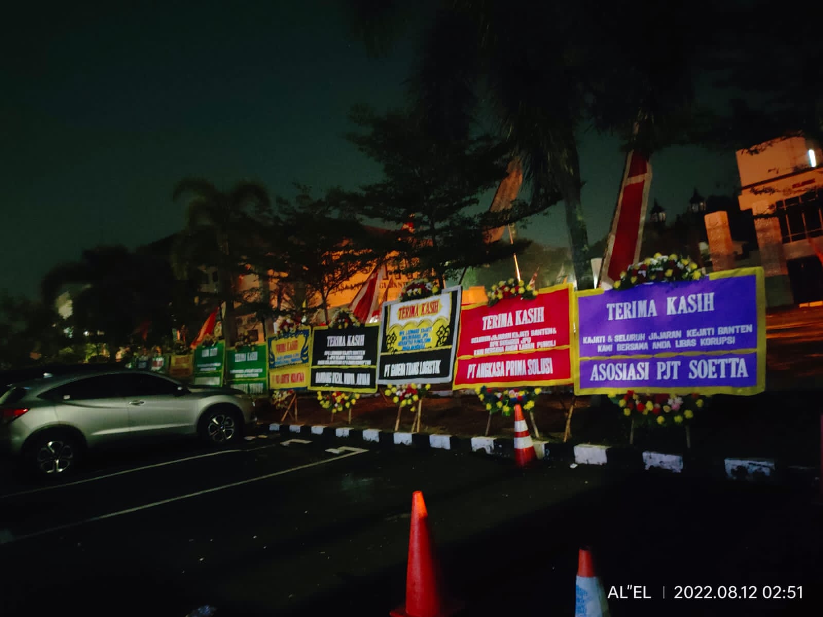 Puluhan karangan bunga yang membanjiri halaman depan Gedung Kejaksaan Tinggi Banten, di Jalan Raya Pandeglang, Serang, Banten.