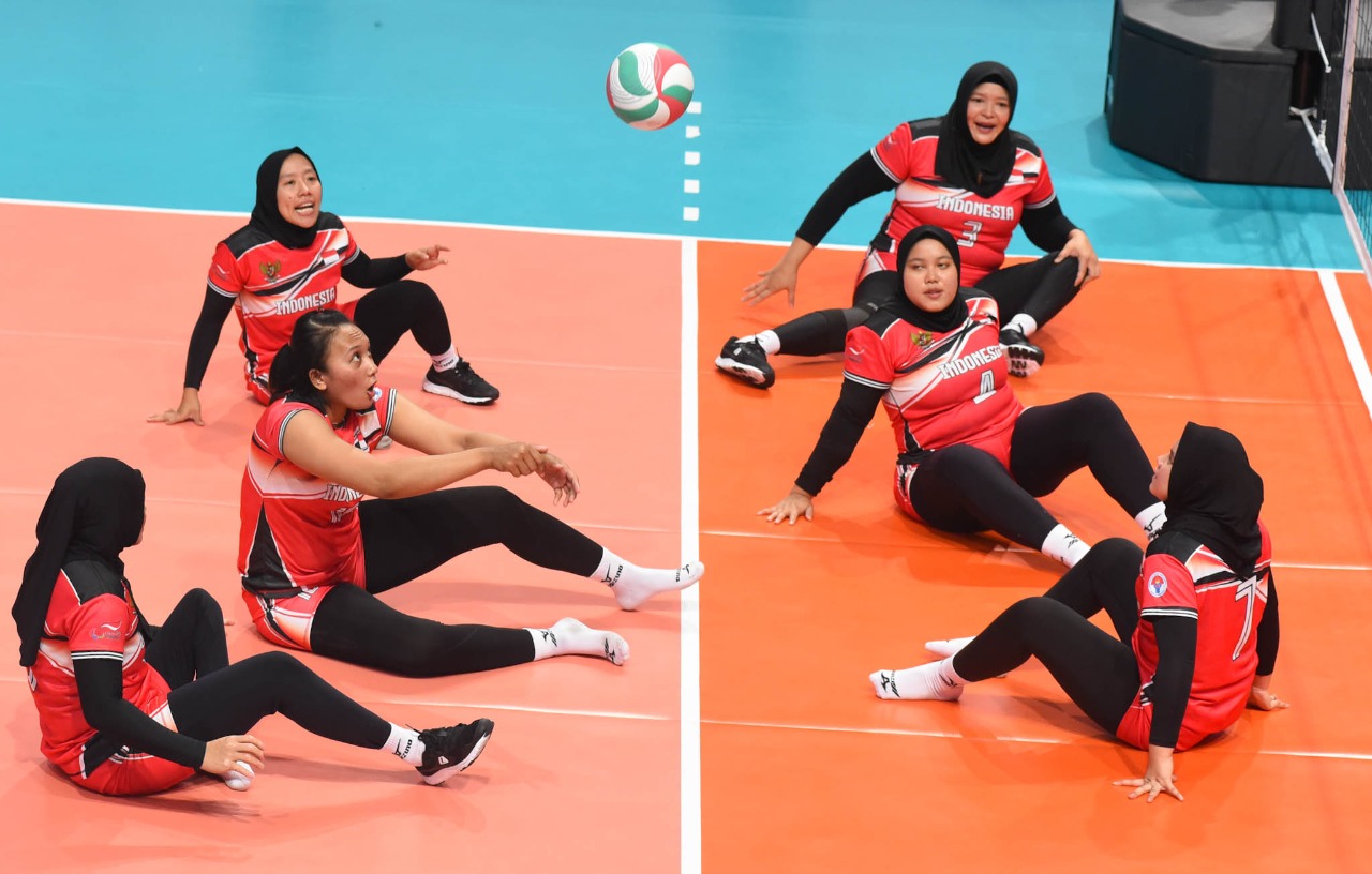Tim voli duduk putri Indonesia saat bertanding melawan tim Kamboja di ajang APG XI 2022, Senin (1/8).
