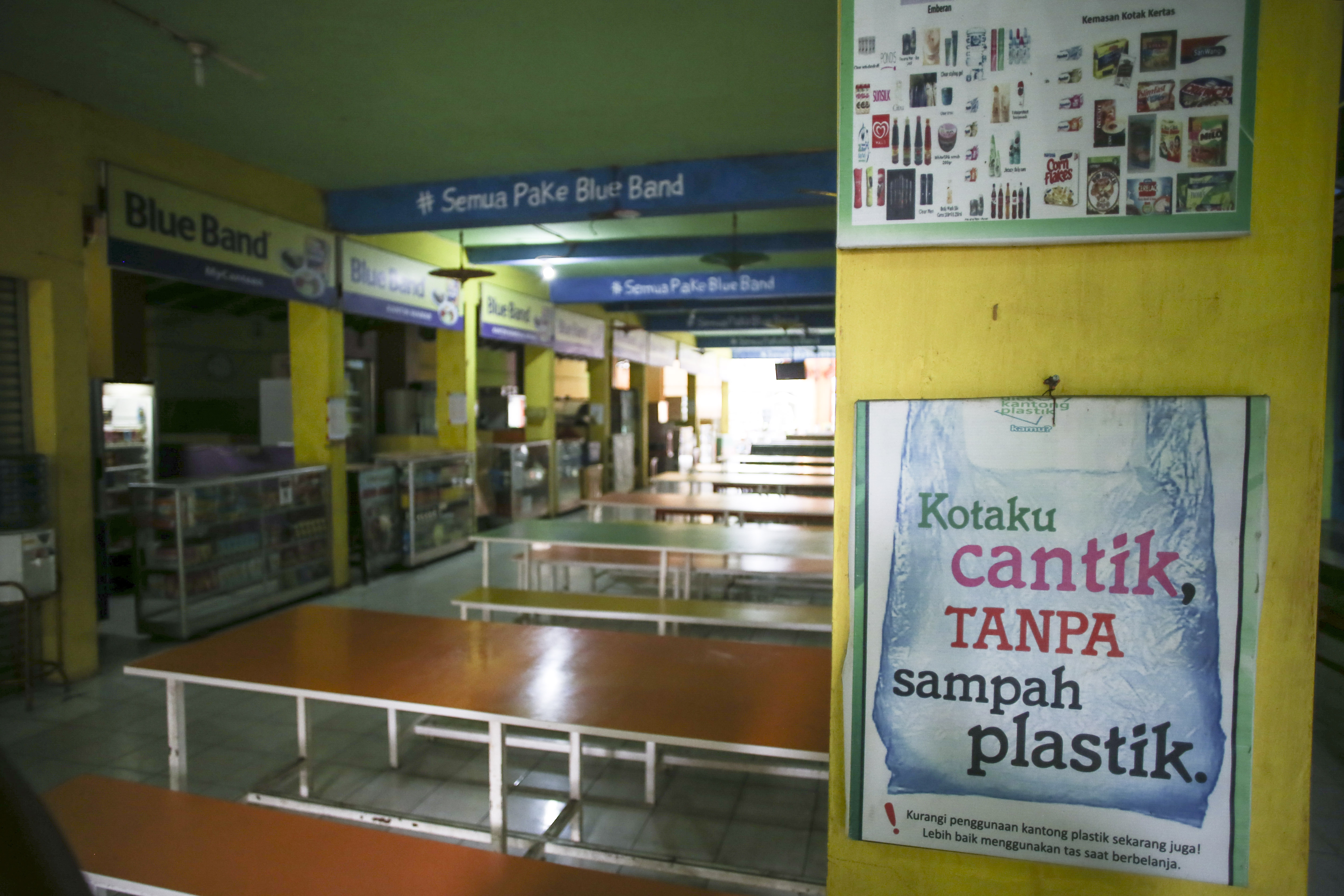 Kantin sekolah SMP Negeri 85 Jakarta Selatan ditutup selama 10 hari setelah ada kasus konfirmasi positif covid-19 pada Juli 2022.