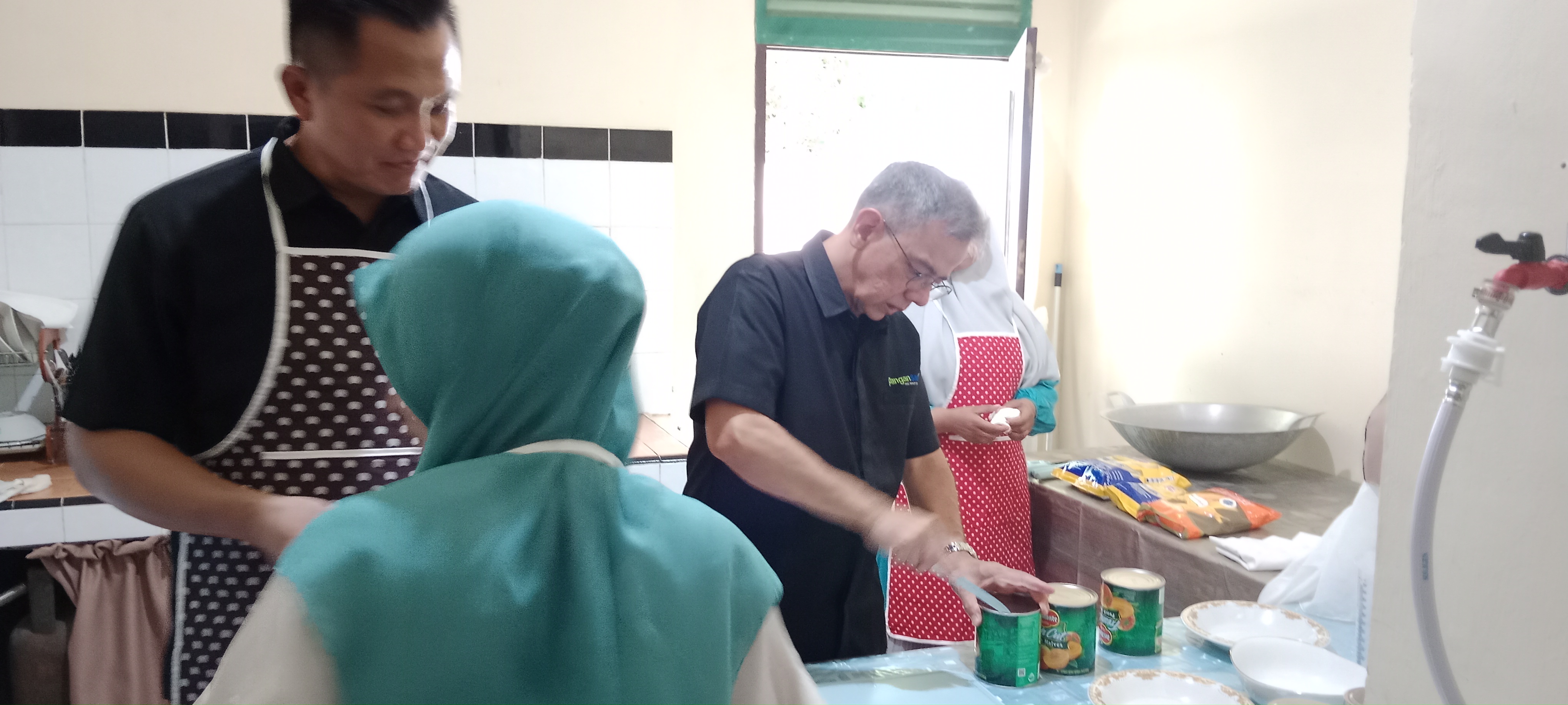 Kegiatan training memasak masakan internasional di sekolah Sukma Bangsa Pidie, Aceh, Senin (29/8).