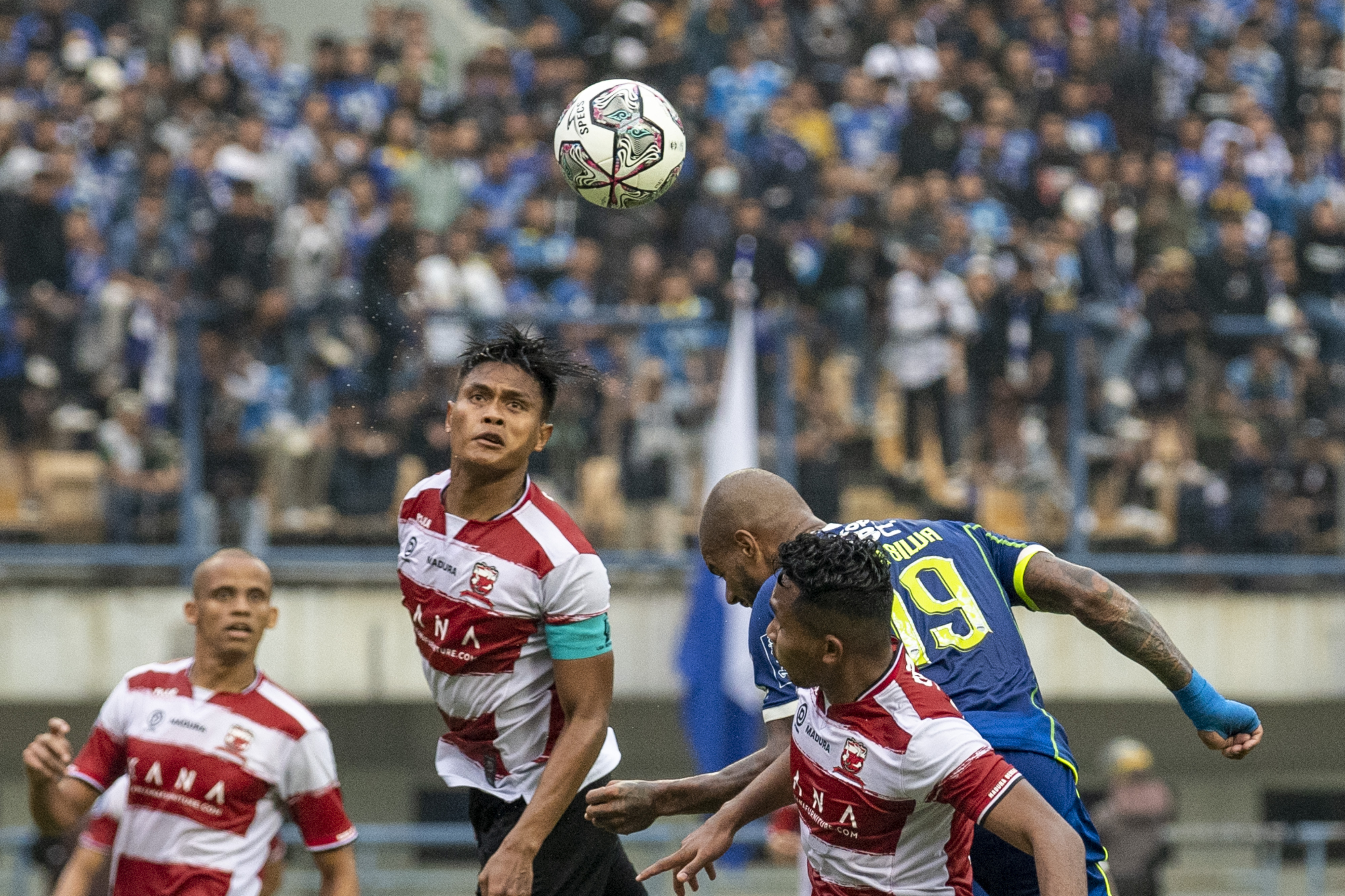 Pesepak bola Madura United Fachruddin (kedua kiri) berebut bola dengan pesepak bola Persib Bandung David Da Silva (kanan)