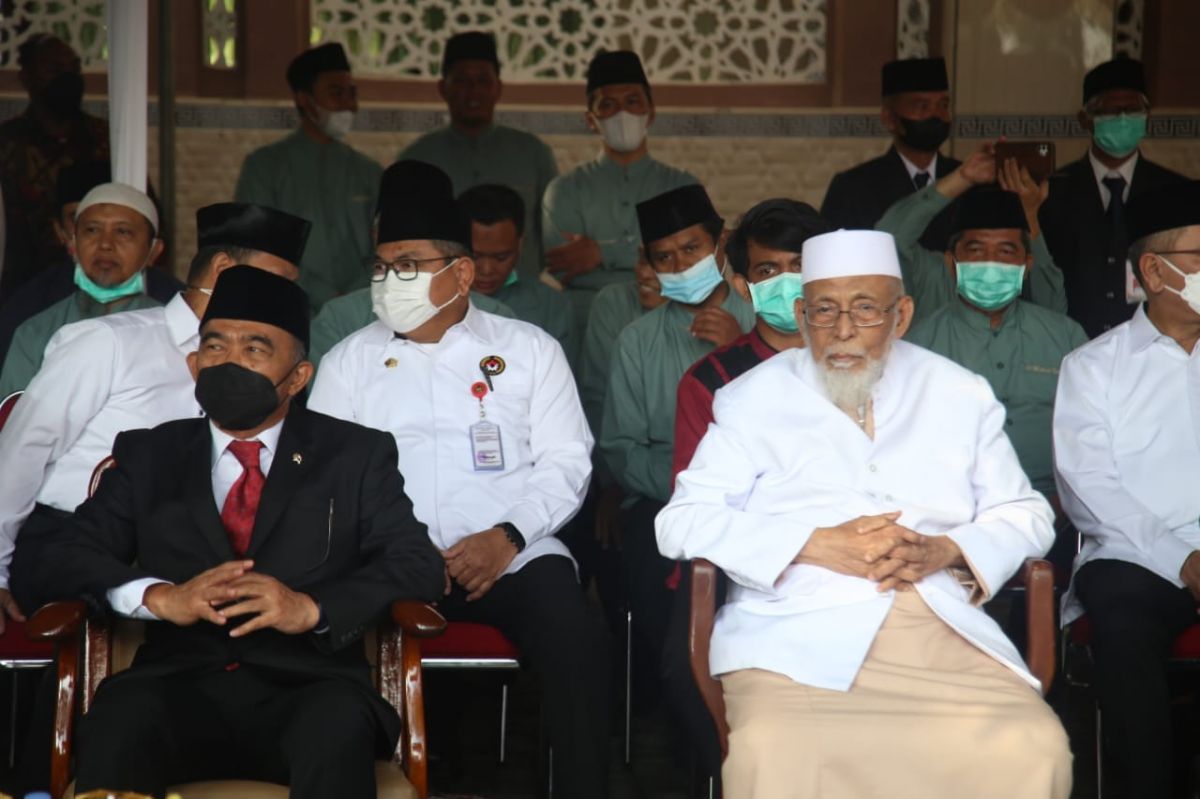 Menko PMK Muhadjir Effendy bersama pemimpin Pondok Pesantren Al Mukmin Ngruki saat upacara peringatan HUT Ri ke-77