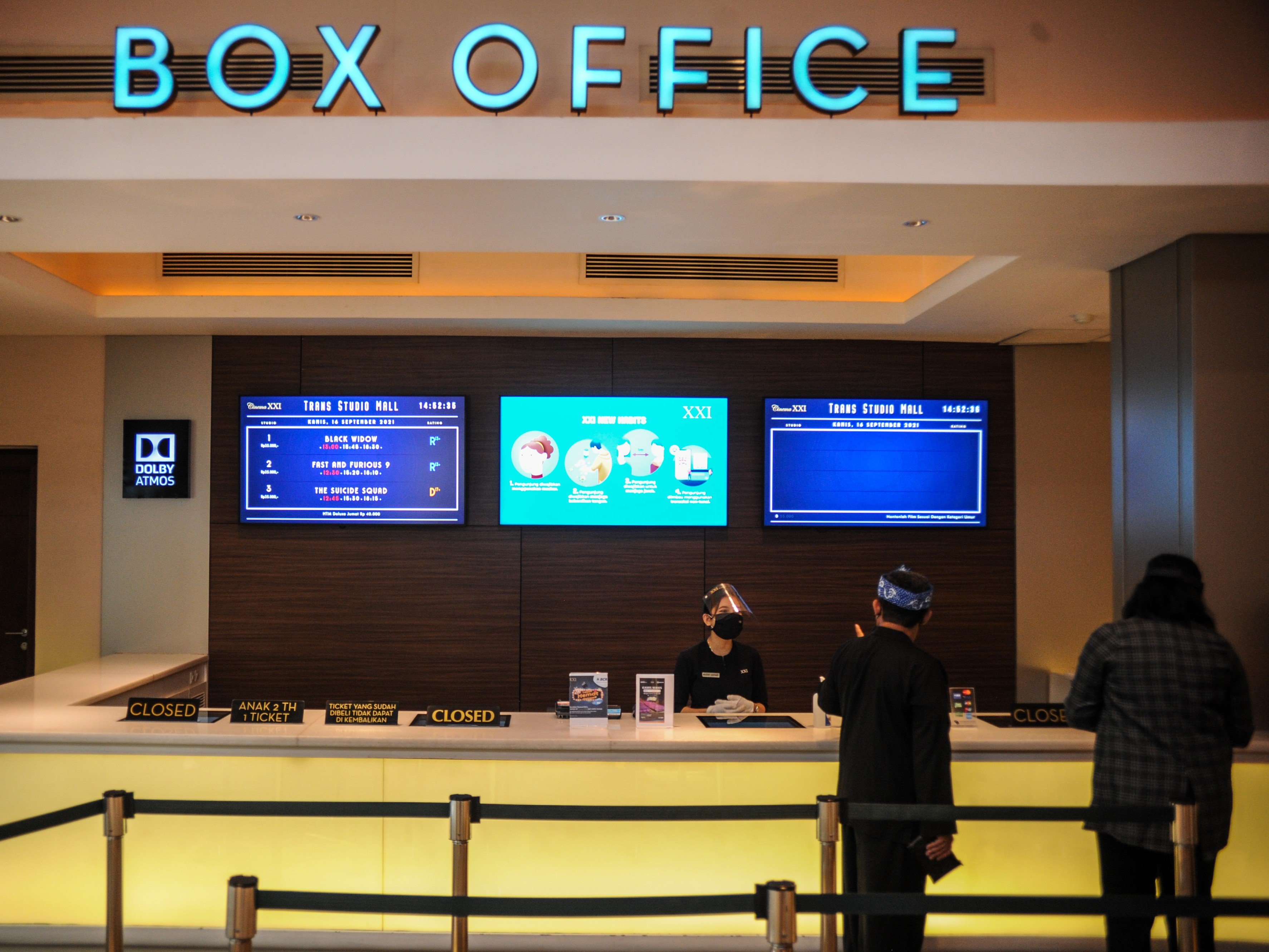 Pengunjung membeli tiket di Cinema XXI Trans Studio Mall, Bandung, Jawa Barat.