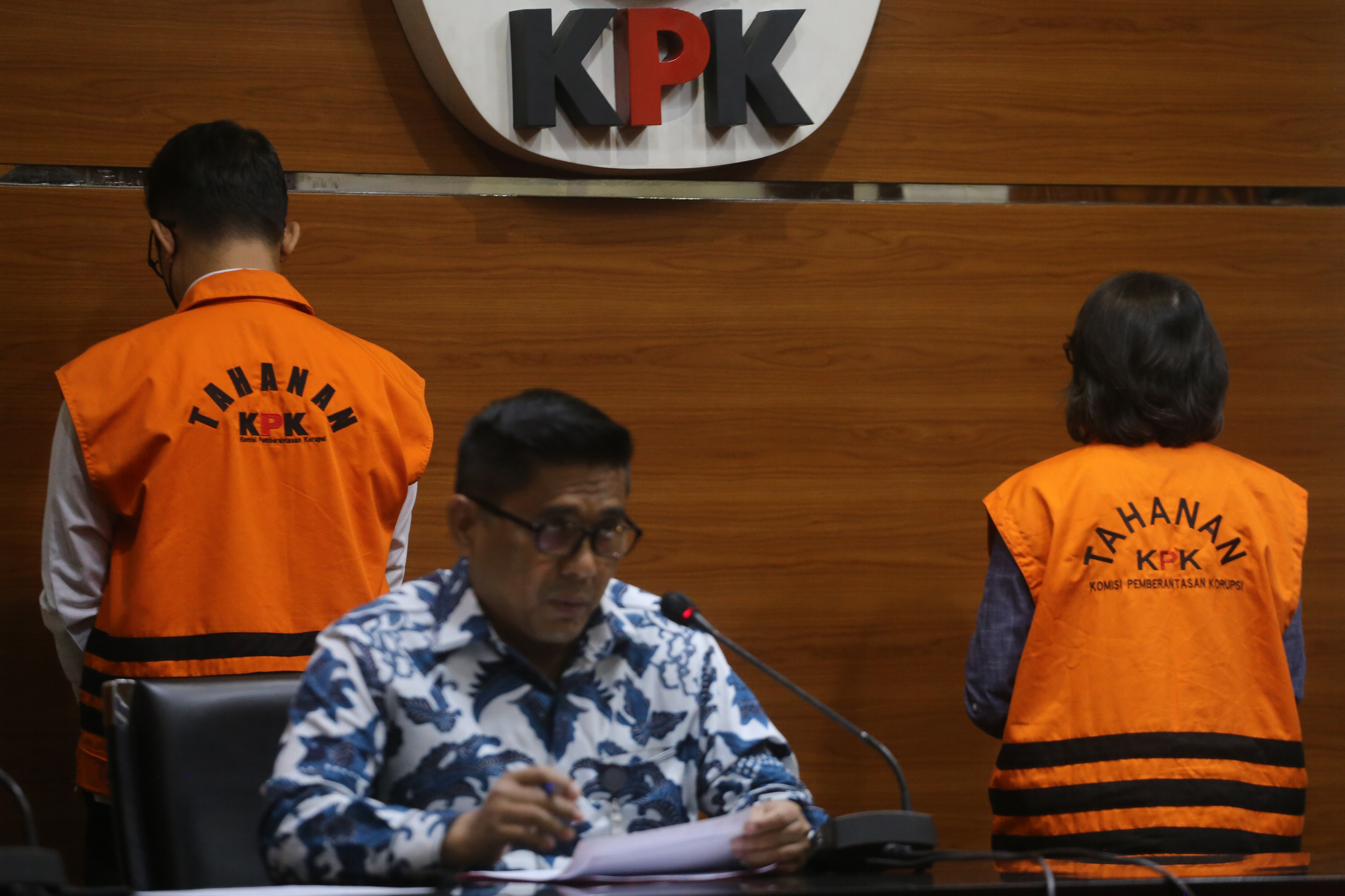 Deputi Penindakan dan Eksekusi KPK Karyoto (tengah)