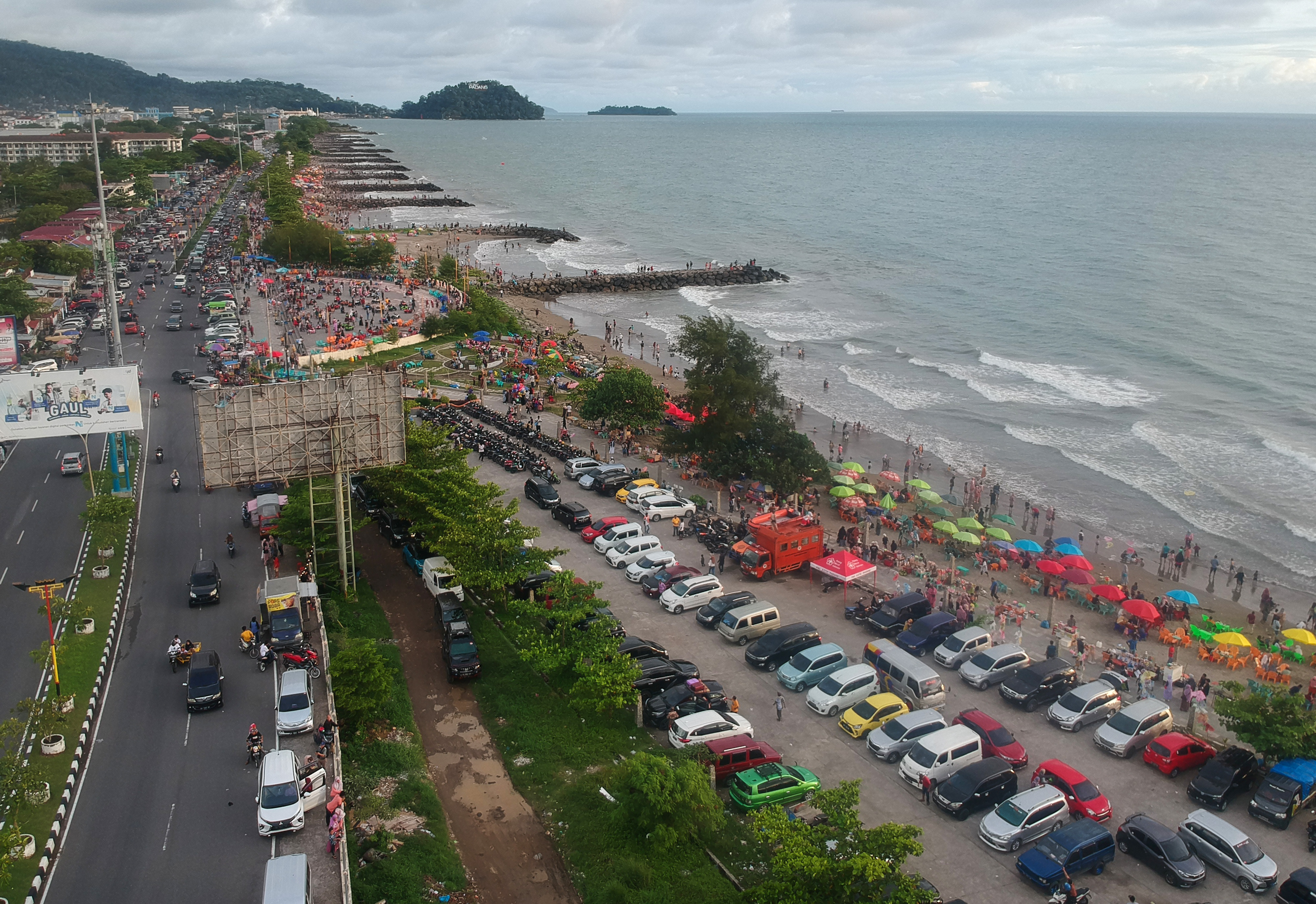 Suasana pantai padang yang berada di Kota Padang, Sumbar saat libur lebaran dipadati wisatawan.