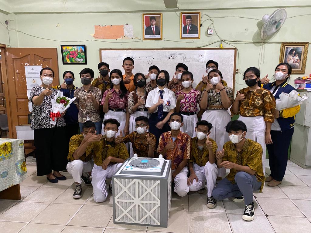 Acara serah terima 10 unit Klinair karya Ashley Halim, seorang siswi SMA ACS Jakarta kepada SMA Katolik Nusa Melati, Jakarta.