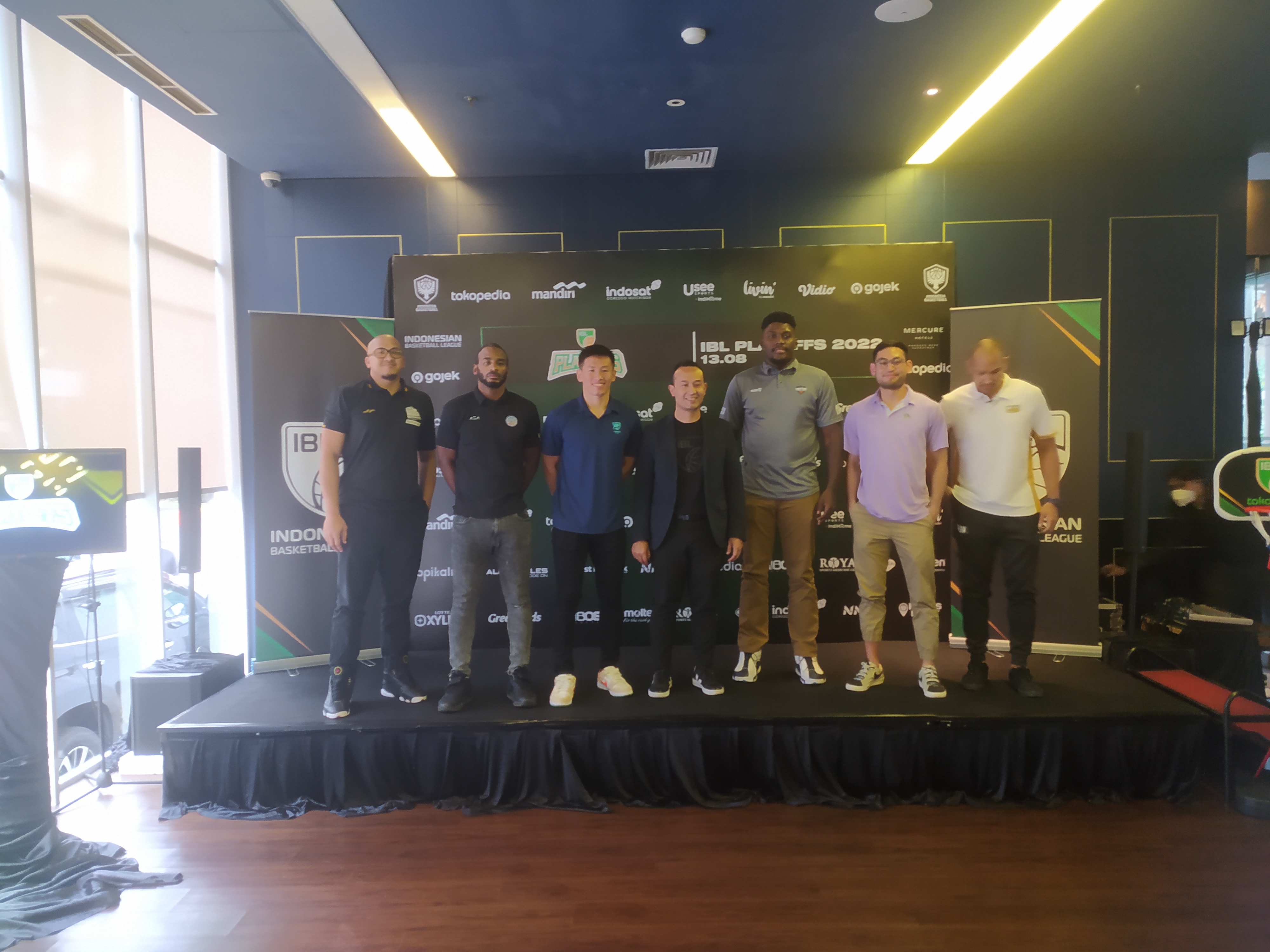  Direktur Utama IBL Junas Miradiarsyah dan pengurus IBL lainnya seusai jumpa pers di Bandung