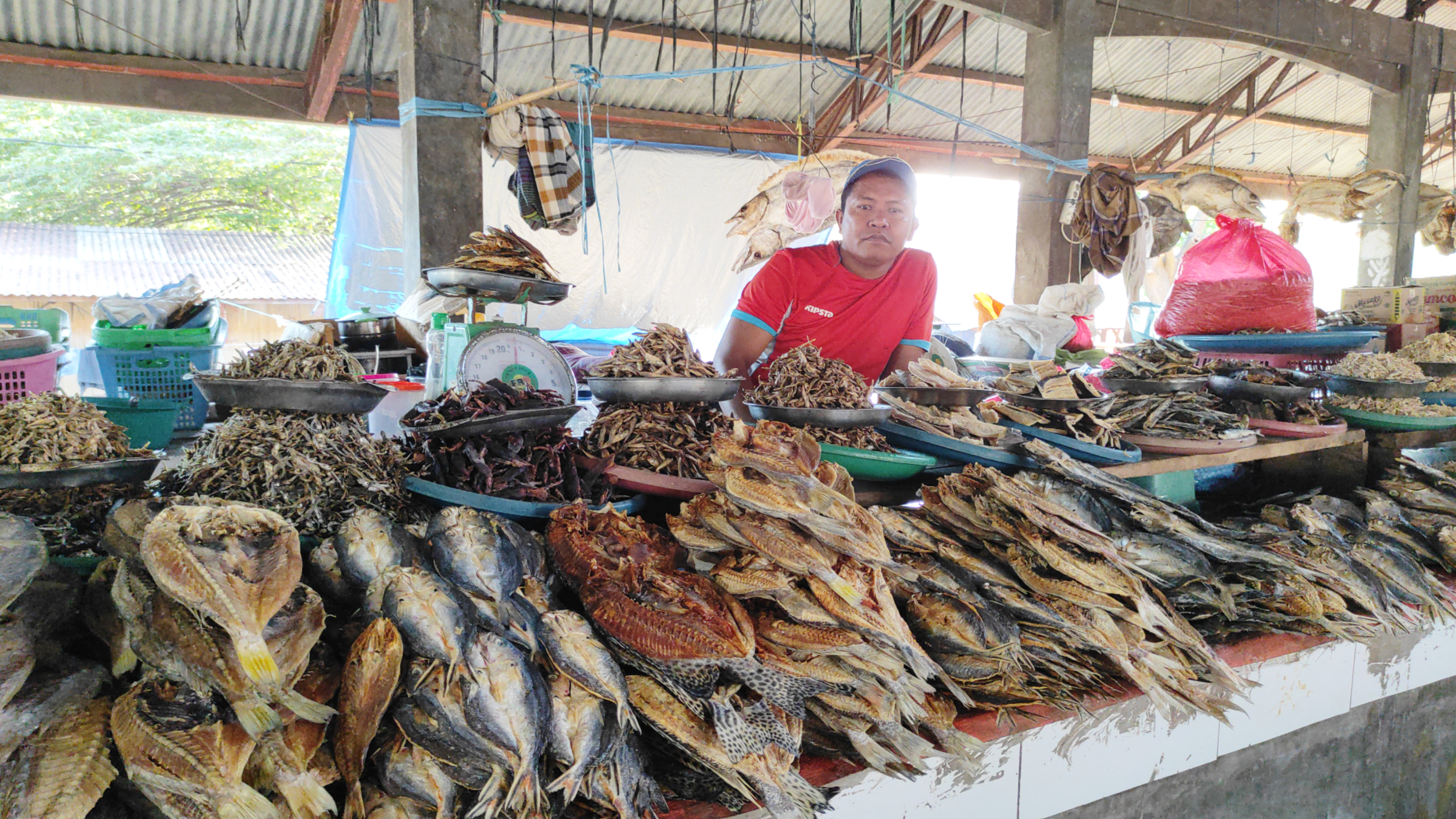 Pedagang ikan kering di Pasar Alok, Kabupaten Sikka, Nusa Tenggara Timur mengeluhkan sepinya pembeli sejak 3 bulan terakhir.
