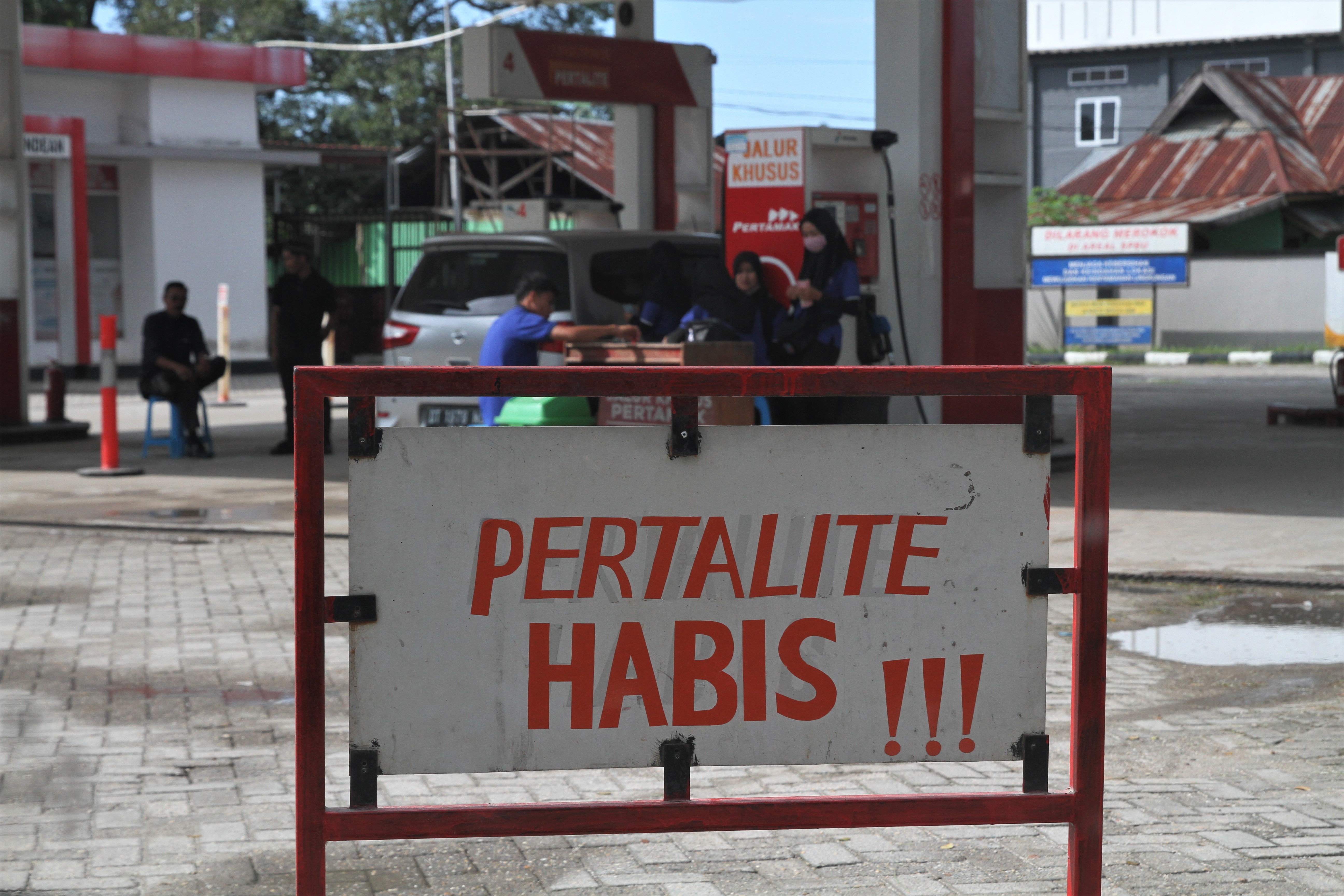 Pemilik Stasiun Pengisian Bahan Bakar Umum (SPBU) memasang informasi tentang Pertalite stok habis di Kendari, Sulawesi Tenggara