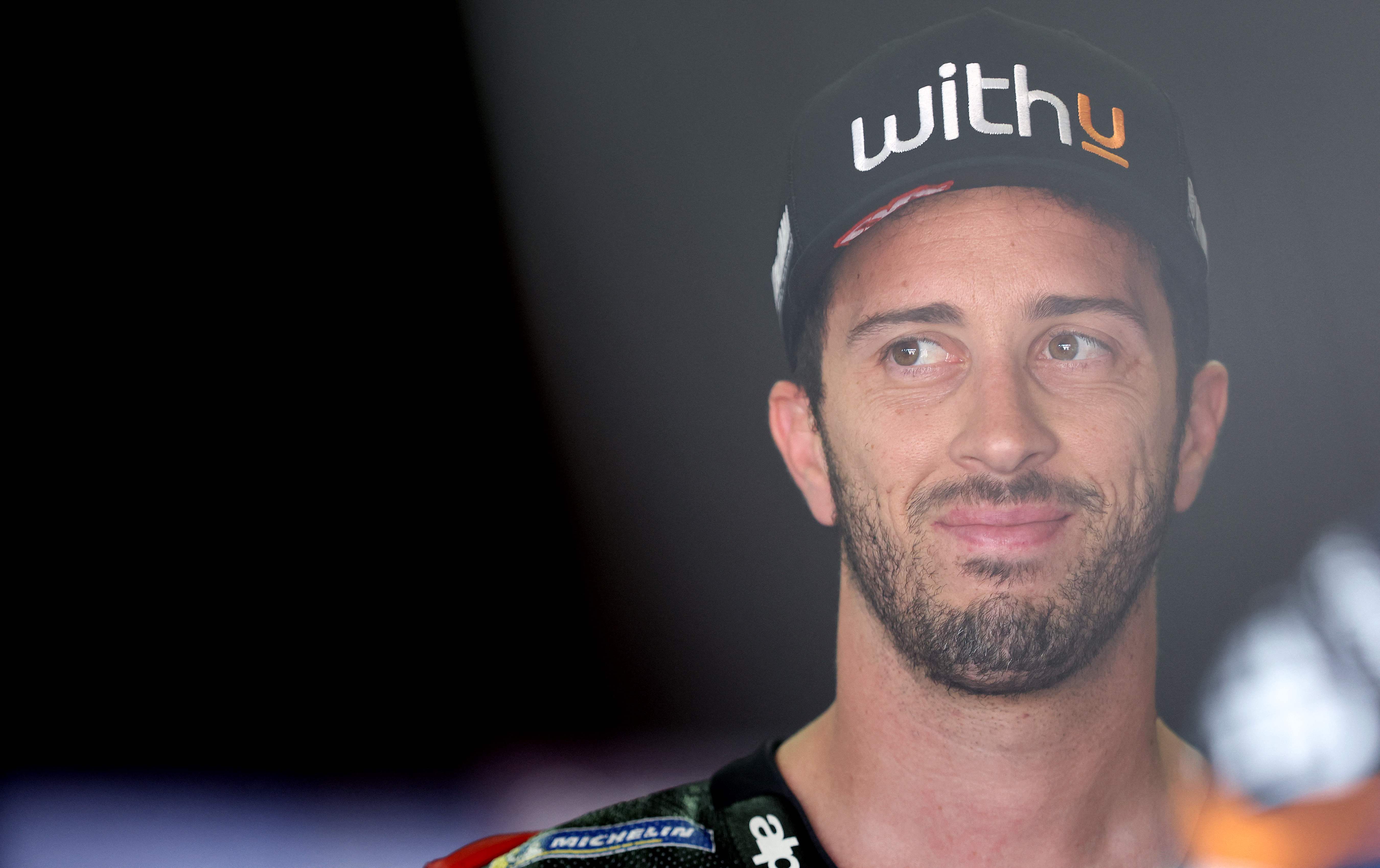 Pembalap MotoGP Andrea Dovizioso menyatakan dirinya akan pensiun lebih awal dari kejuaraan balap MotoGP. 
