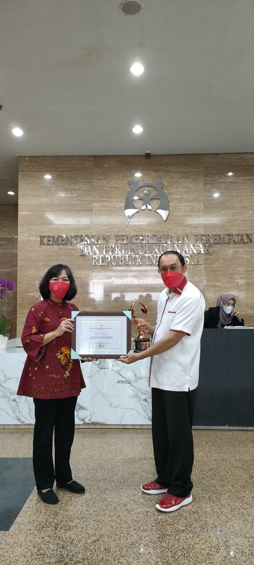 Bupati Minahasa, Sulawesi Utara, Royke Roring menerima penghargaan Kabupaten Layak Anak.