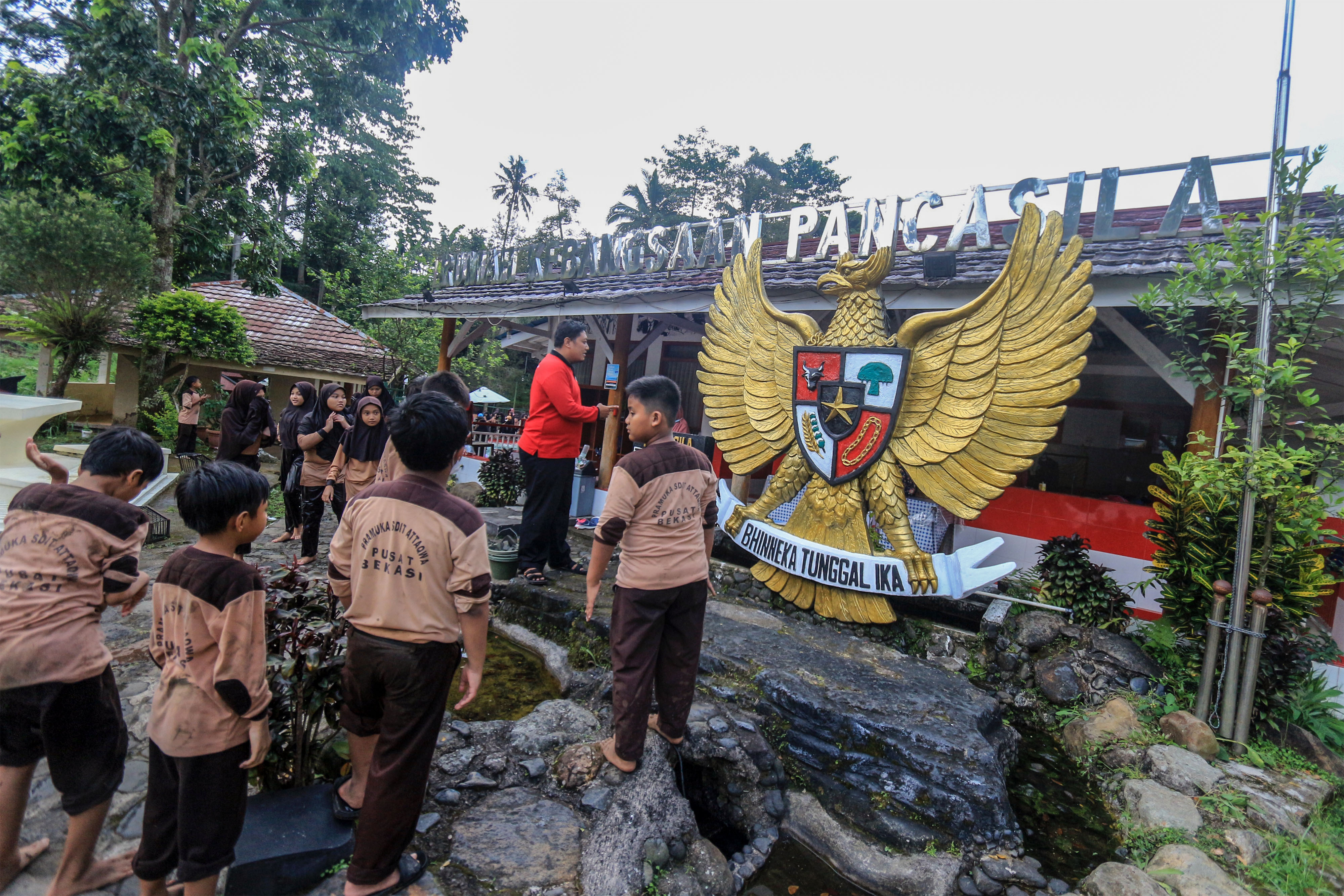 Seorang guru  menjelaskan kepada siswa mengenai Pancasila di Rumah Kebangsaan Pancasila, Desa Jogjogan, Cisarua, Bogor, Jawa Barat.