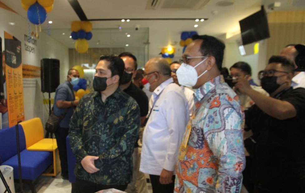 Menteri BUMN Erick Thohir (kiri) saat melakukan kunjungan ke KCP Bank Mandiri Taspen di Kantor Pusat PT Asabri, Senin (1/8). 