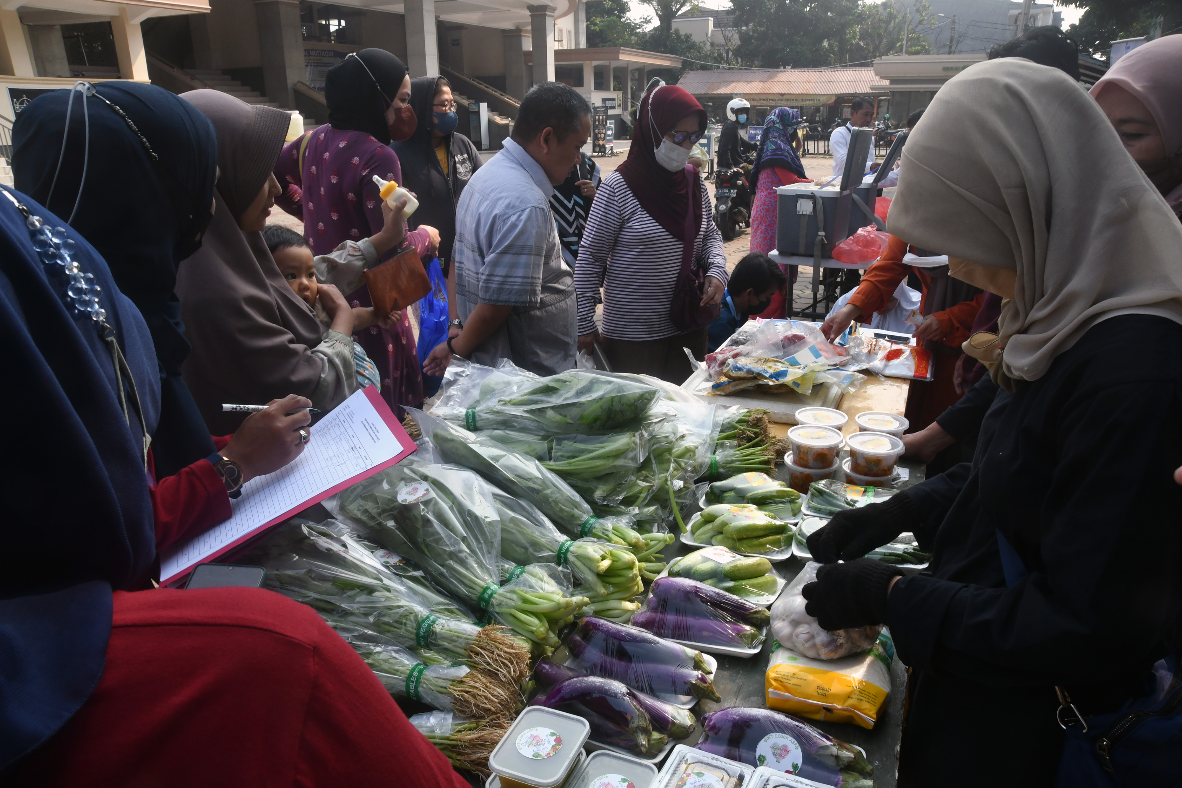 Sejumlah warga membeli kebutuhan pangan pokok di lokasi gelar pangan murah, Masjid Raya Al-Muttaqin, Kota Bogor, Jawa Barat, Rabu (27/7).