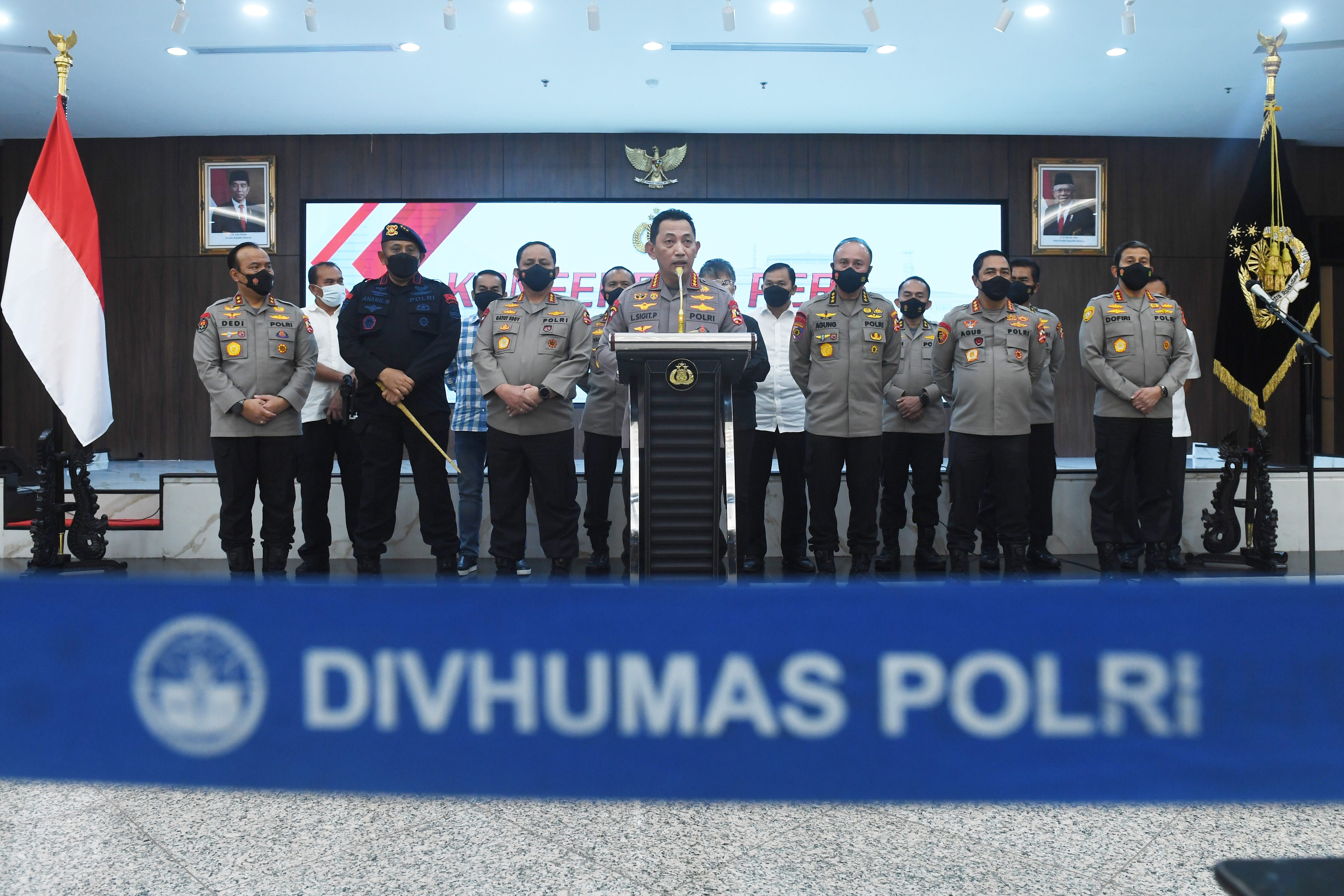 Kapolri Jenderal Listyo Sigit (tengah) memberikan keterangan pers terkait kasus penembakan Brigadir J.