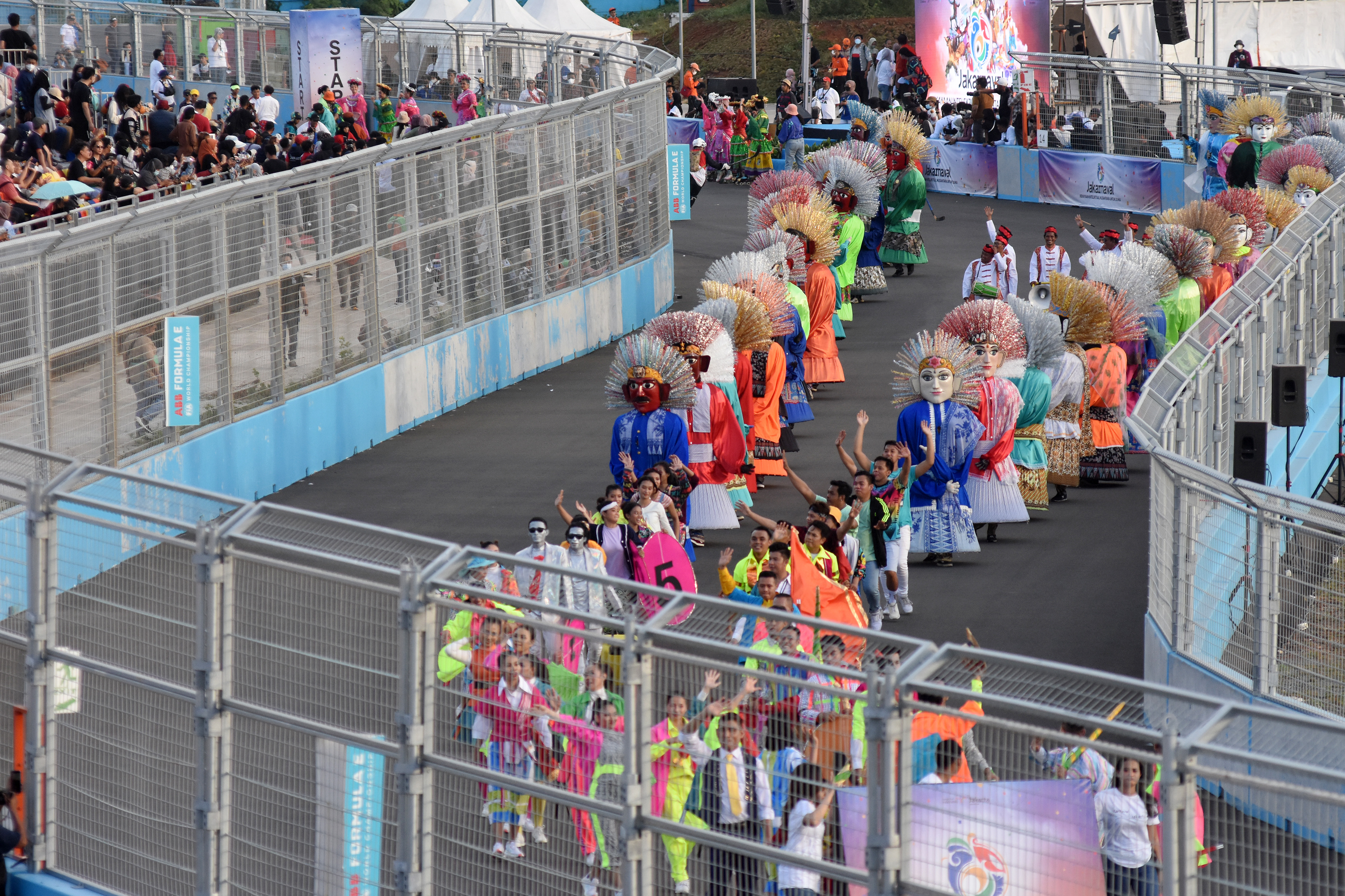 Peserta berparade dalam pagelaran Jakarnaval 2022 di Jakarta International Eprix Circuit, Ancol, Minggu (14/8).