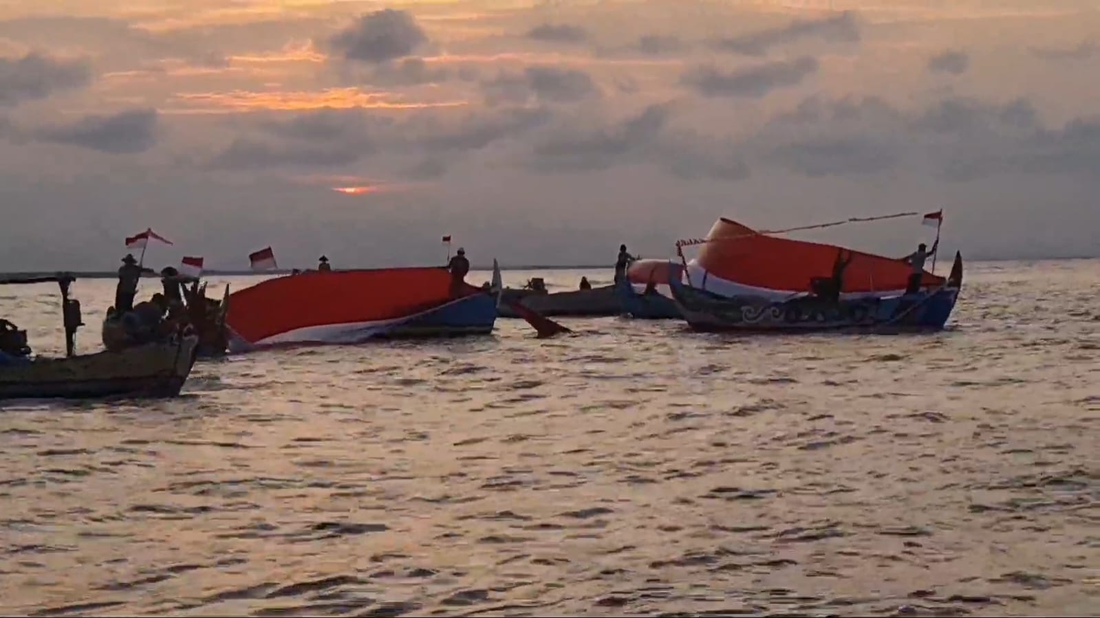 Nelayan di Pati Kibarkan 1.777 meter Bendera Merah Putih di Laut Jawa, Juwana, Pati, (17/8) 