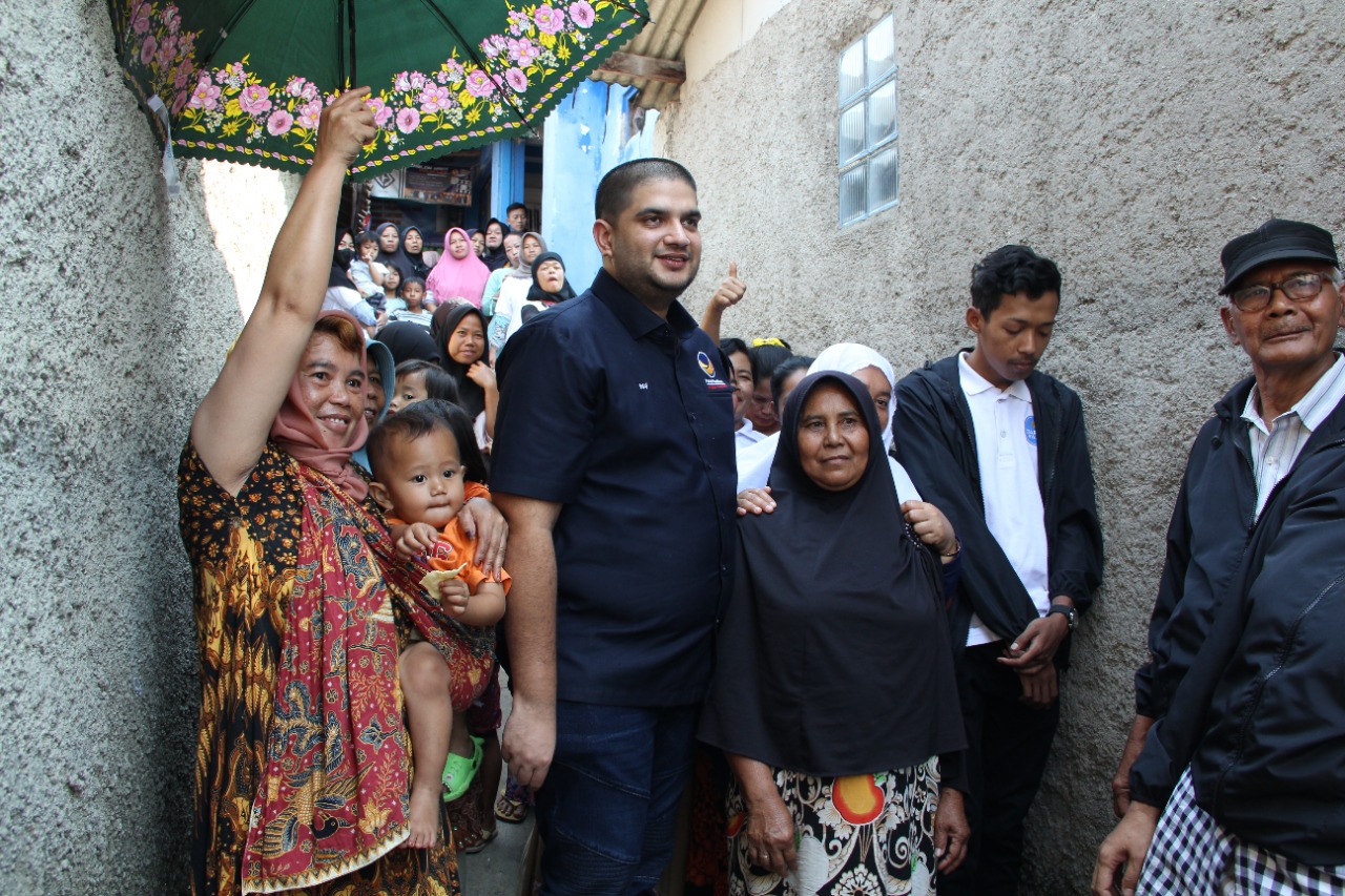 Kang Rajiv, bakal calon anggota DPR RI, mendapat sambutan warga saat berkunjung ke Cieunteung, Baleendah, Kabupaten Bandung