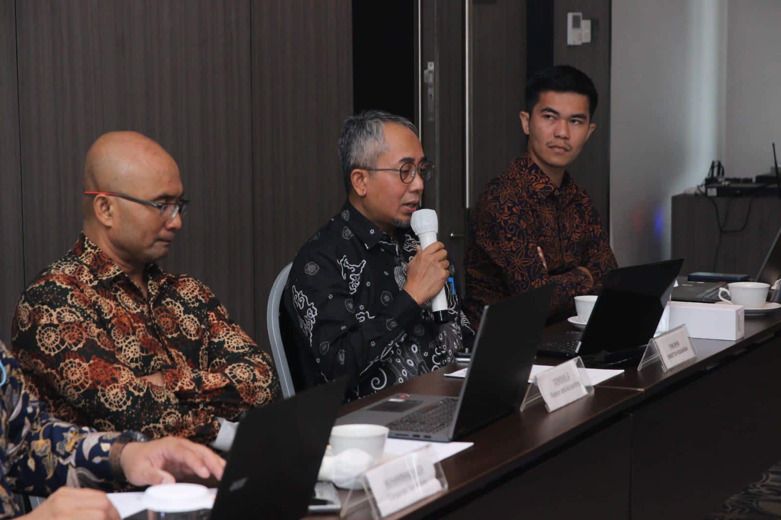 PT Pradiksi Gunatama Tbk yang bergerak di bidang pengolahan kelapa sawit berencana membeli lahan kebun ddua ribu hektare di Kalsel.