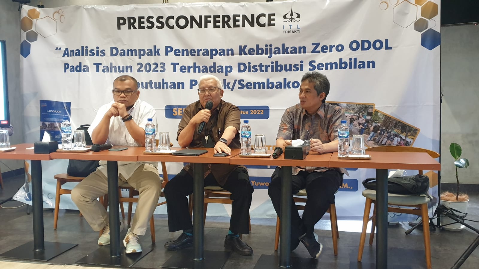 Peniliti Institut Transportasi dan Logistik (ITL) Trisakti; Simon Gultom AMTRU MM, Drs Suripno MMTR  dan Ir Yuwono Sucipto MM (kiri-kanan)  