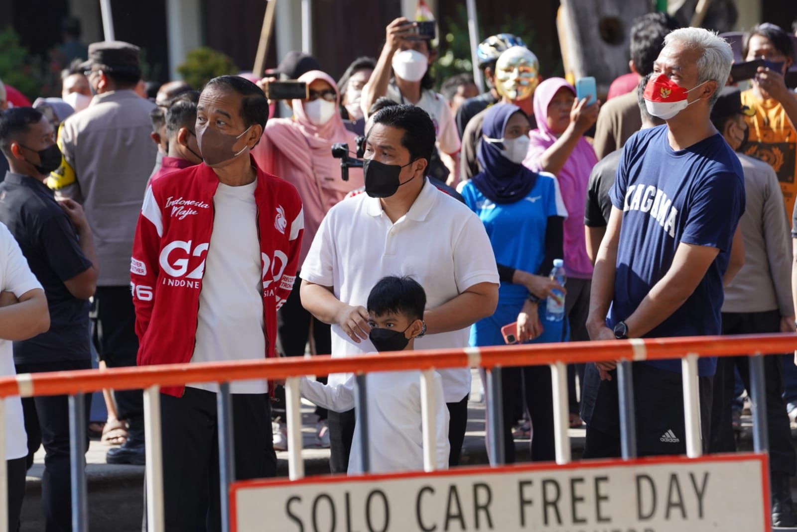 Presiden Jalan Santai di Lokasi CFD bersama Ganjar Pranowo, Erick Thohir, , dan Jan Ethes