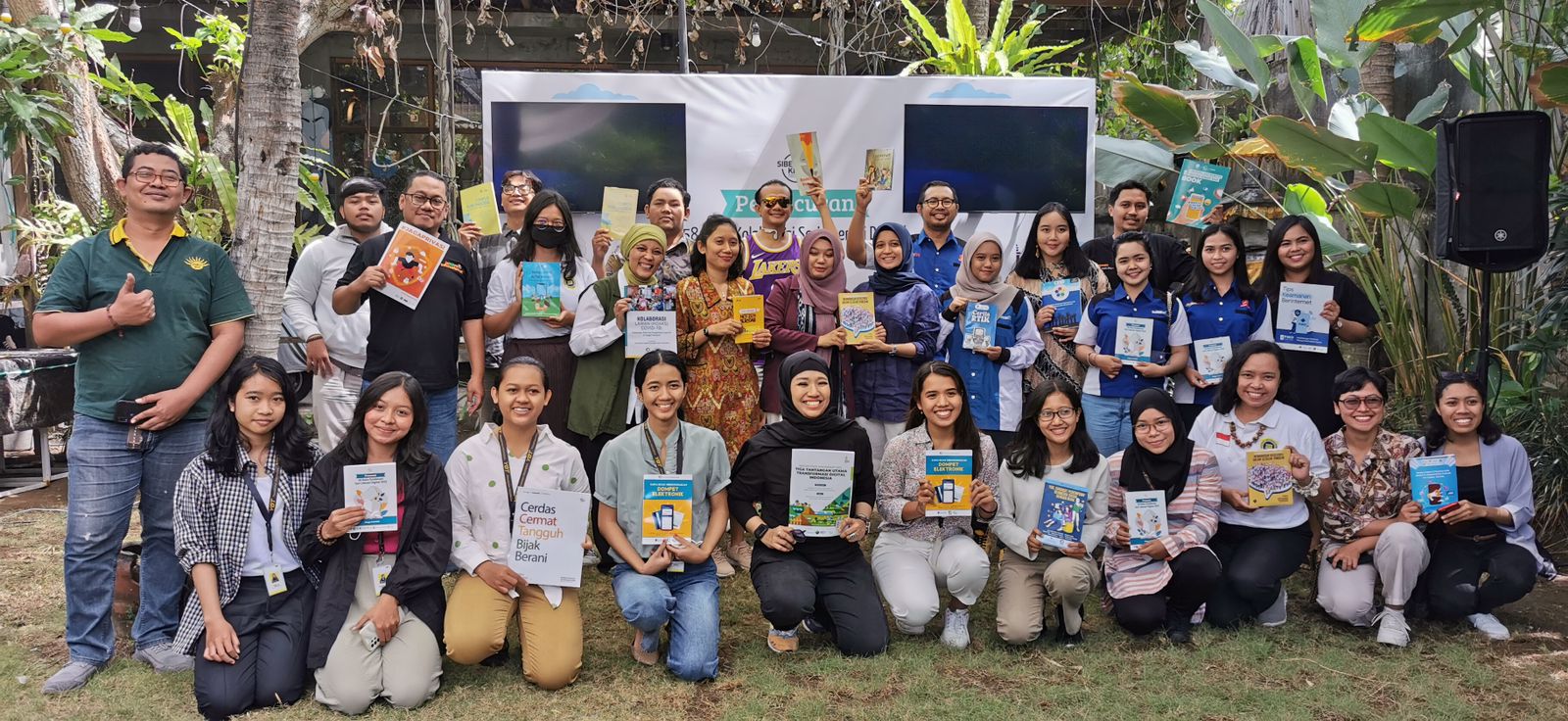 Peluncuran 58 buku kolaborasi Seri Literasi Digital di Seminyak, Bali