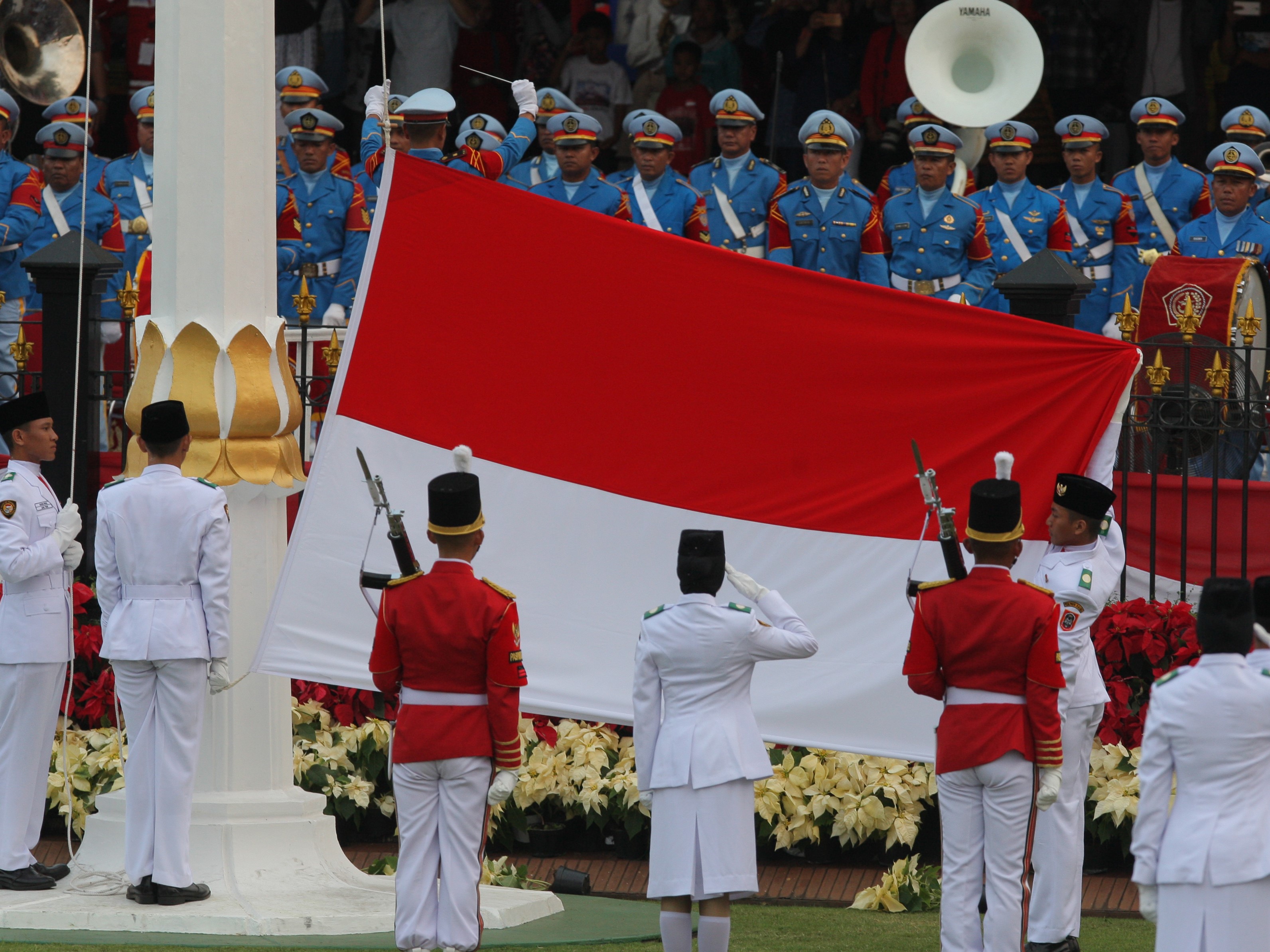 Upacara penurunan Bendera Merah Putih pada HUT Kemerdekaan ke-73 RI di Istana Merdeka, Jakarta, Jumat (17/8/2018).
