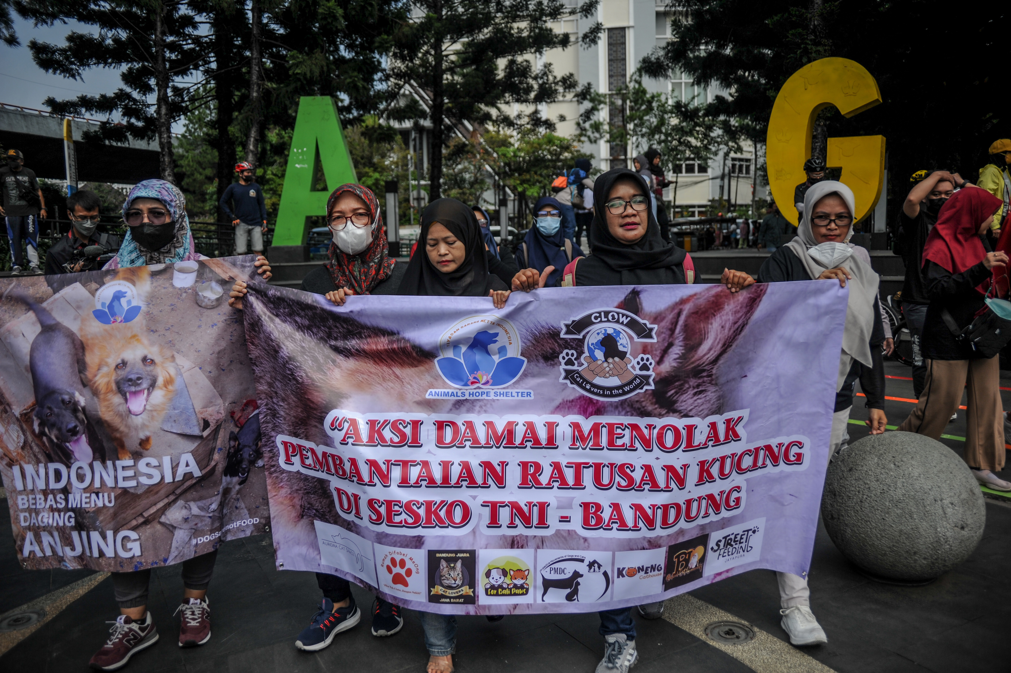 Komunitas Animals Hope Shelter dan Cat Lovers In The World melakukan aksi damai di Cikapayang, Bandung, Jawa Barat, Minggu (21/8).