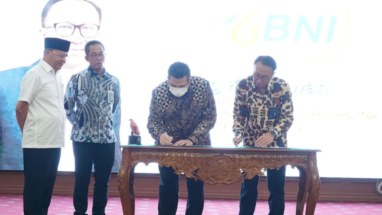 Penandatanganan MoU untuk Program Smart Province dan Penggunaan Fasilitas Layanan Jasa Perbankan melalui Warkop Digital.
