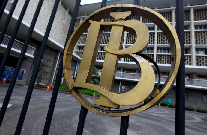 Logo Bank Indonesia yang terpasang di pagar.