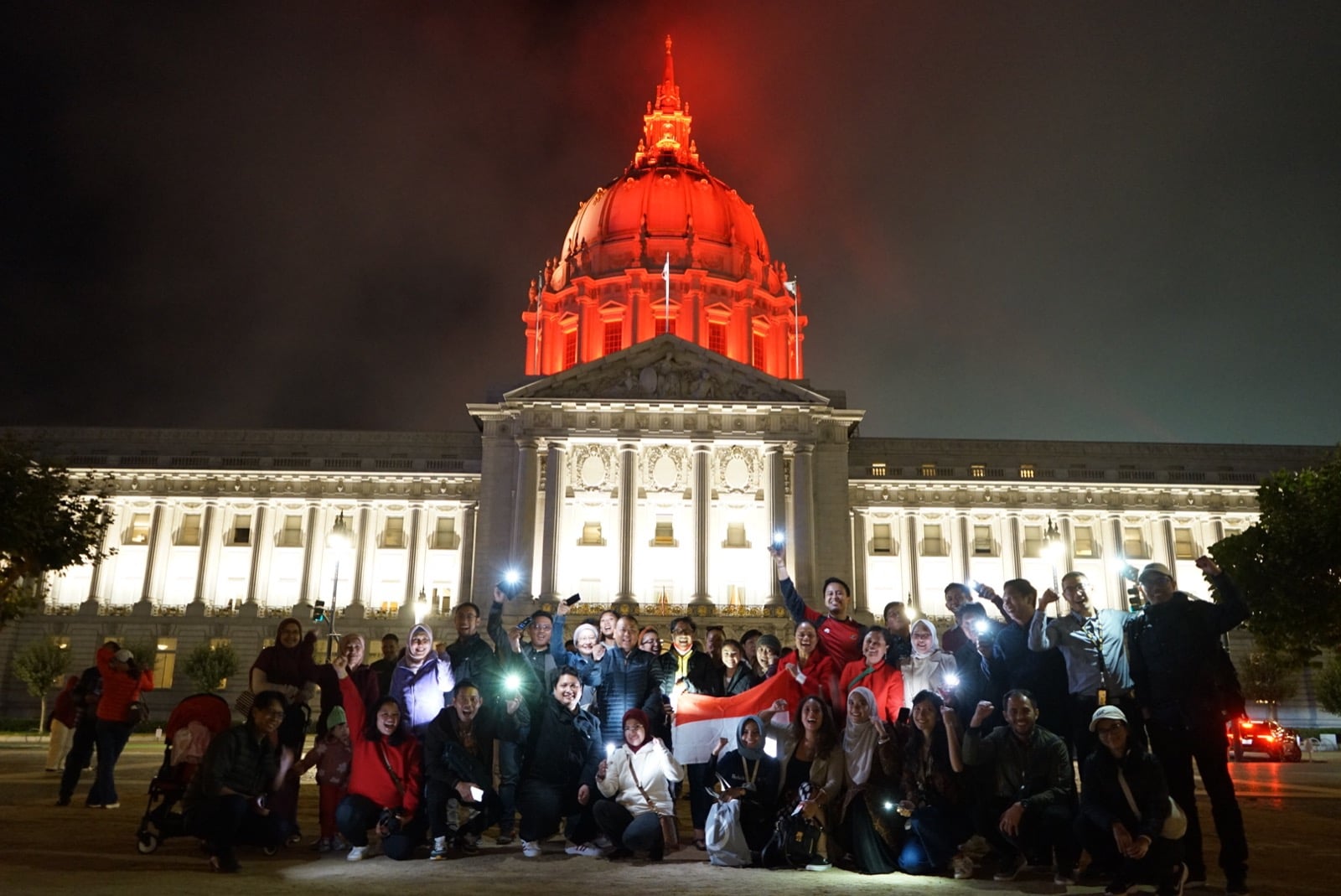Lampu merah putih yang menyala di Gedung Balai Kota San Francisco AS memperingati HUT ke-77 RI, Rabu (17/8) malam waktu setempat.